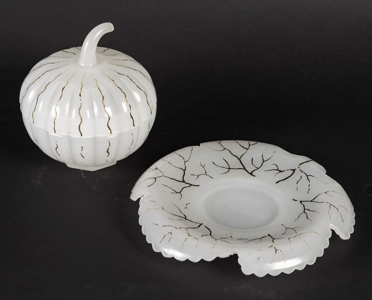 Kürbisförmige Bonbondose aus Opalin, 19. Jahrhundert, Periode Napoleon III.

Bonbonschale aus der Zeit Napoleons III., 19. Jahrhundert, aus weißem Opalin, Form eines Kürbisses.
H: 16cm, T: 23cm