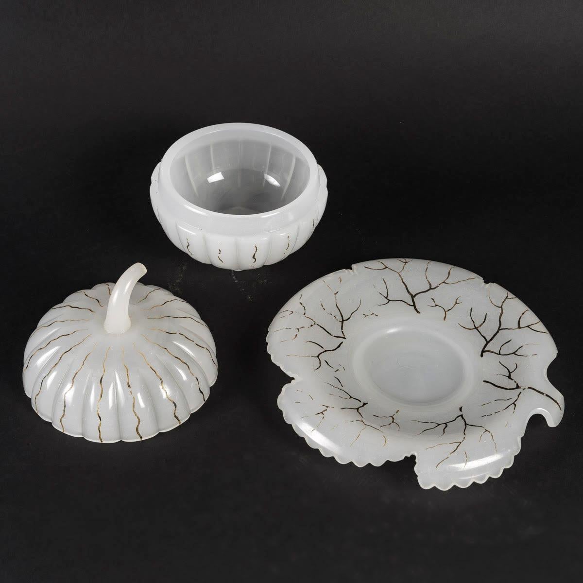 Pumpkin-förmige Bonbonschachtel aus Opal, 19. Jahrhundert, Napoleon III.-Periode. (Französisch) im Angebot
