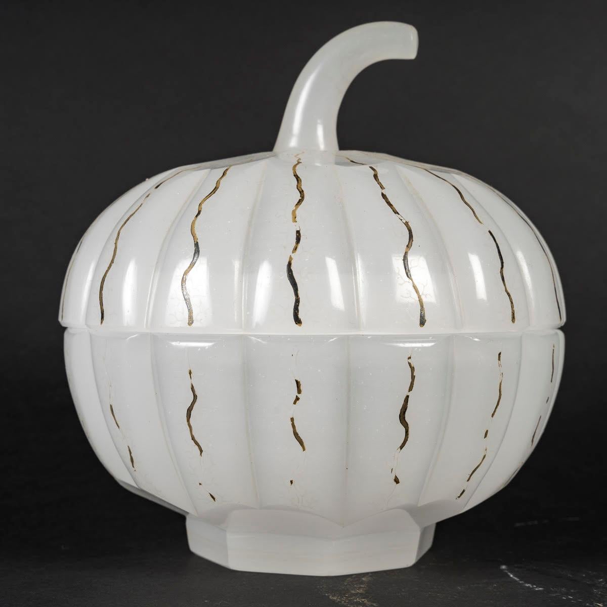 Pumpkin-förmige Bonbonschachtel aus Opal, 19. Jahrhundert, Napoleon III.-Periode. (Opalglas) im Angebot