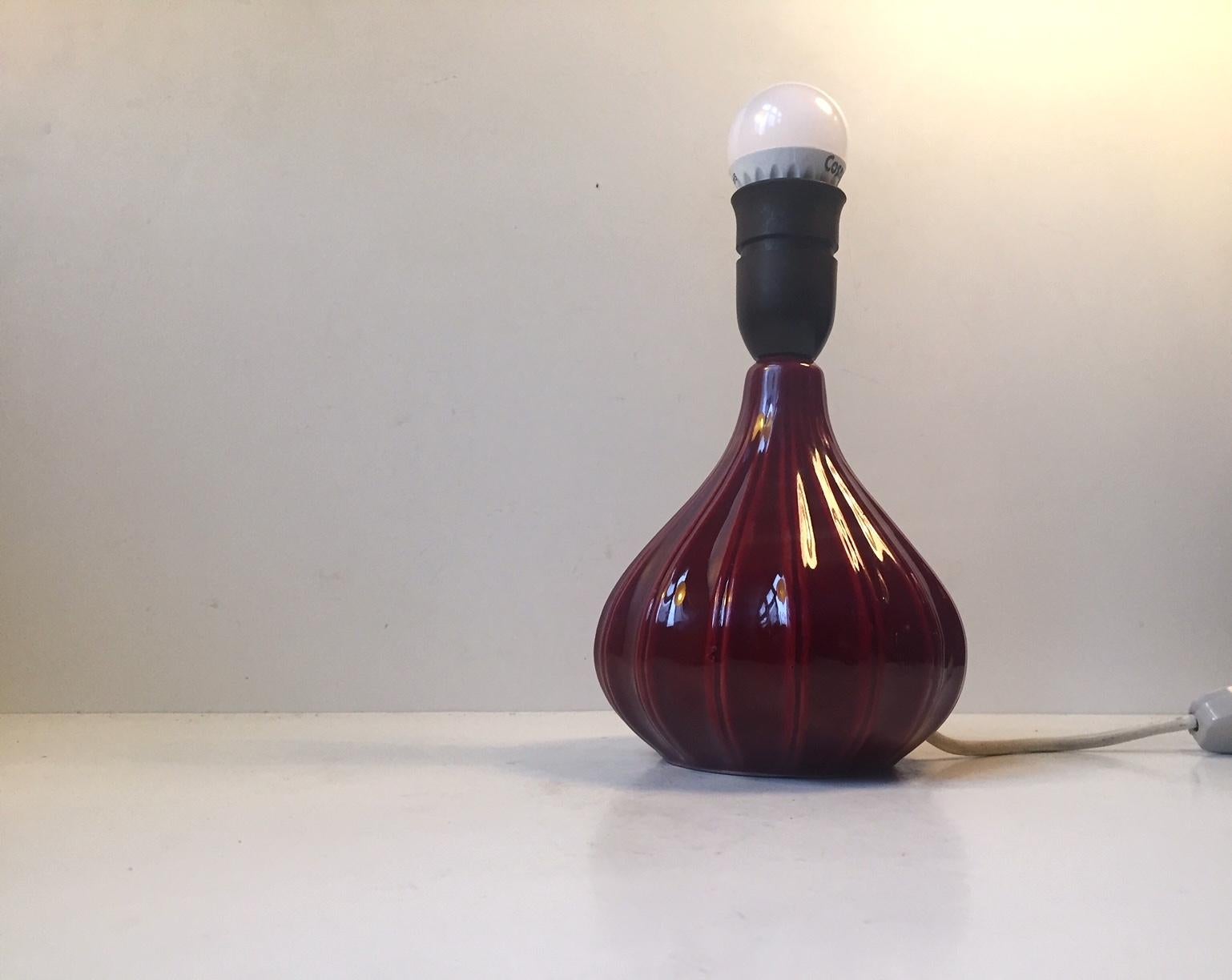 Kleine geriffelte Kürbistischlampe aus Keramik und einer glänzenden einfarbigen kastanienbraunen Glasur. Entworfen von Esben & Lauge für sein Unternehmen Eslau in Dänemark in den 1960er Jahren. Diese Farbglasur ist die seltenste. Diese Leuchte wird