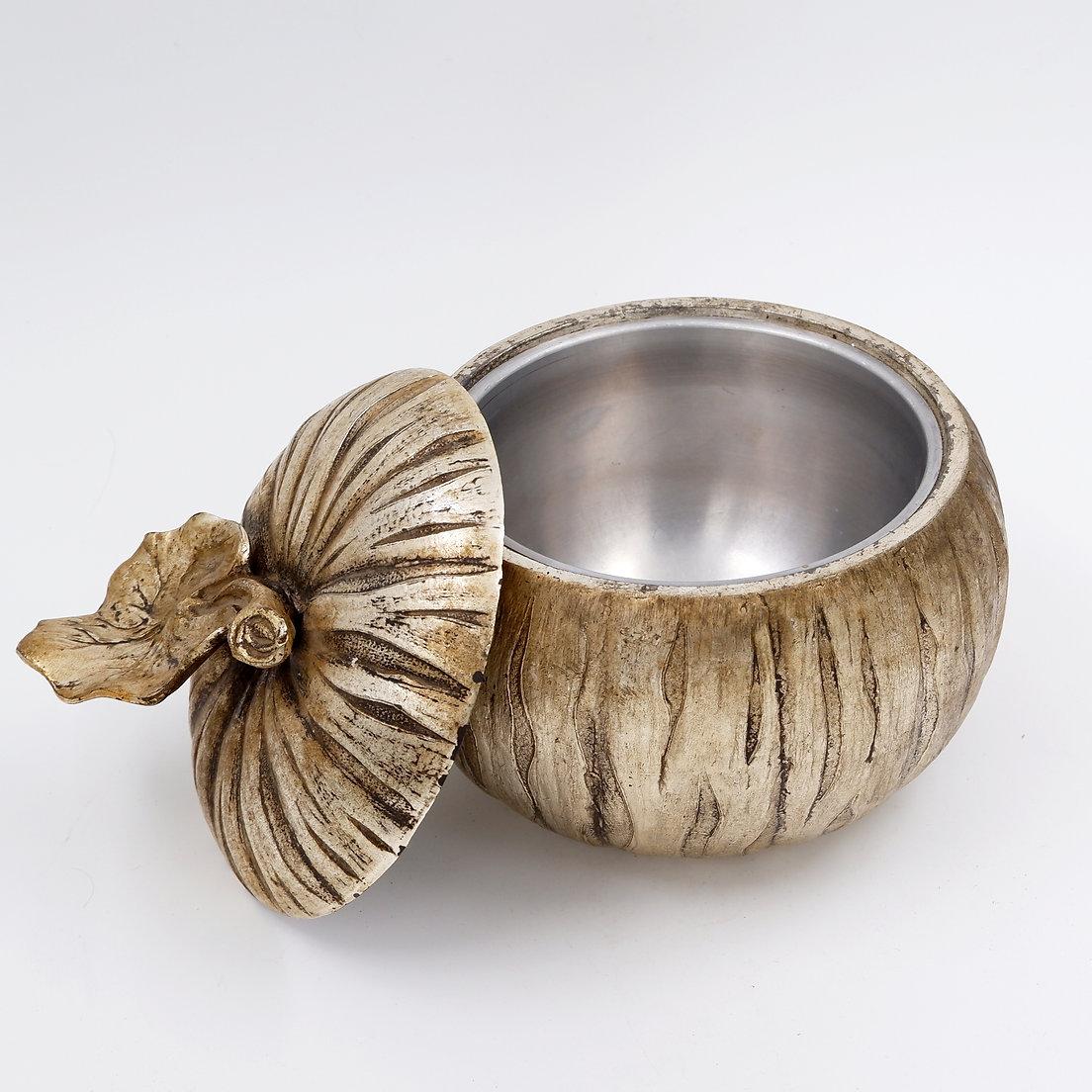 Bar - Furniture - Mid-Century
Measures : Ø 19cm H: 19cm 
Materials : Made of silver cast aluminum, with an aluminum inner bucket.
Pumpkin-shaped ice bucket with textured details on the skin and leaves. Gilded patina and metal interior. Unsigned but