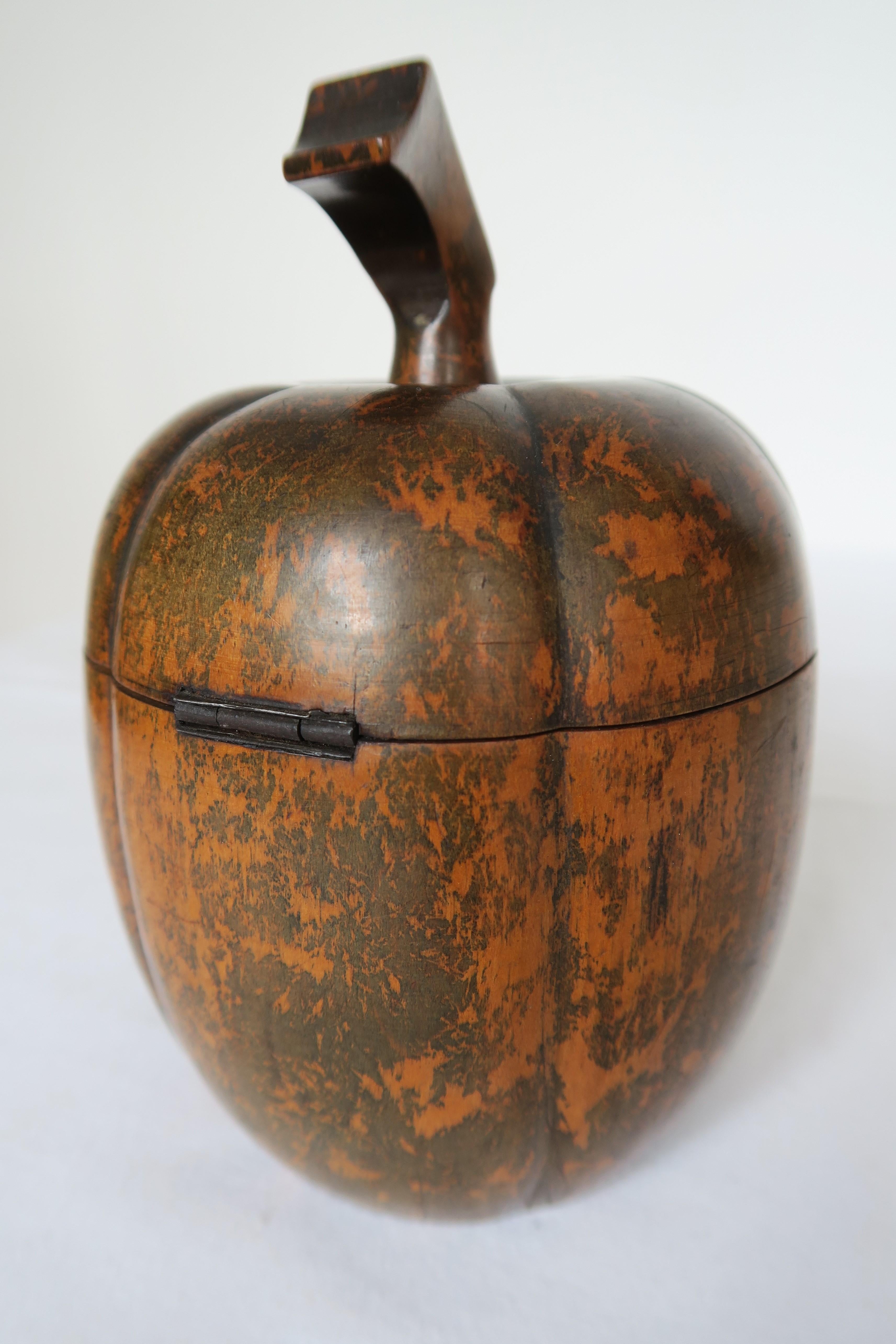 Pumpkin Shaped Wooden Tea Caddy, George II Period In Excellent Condition In Vienna, AT