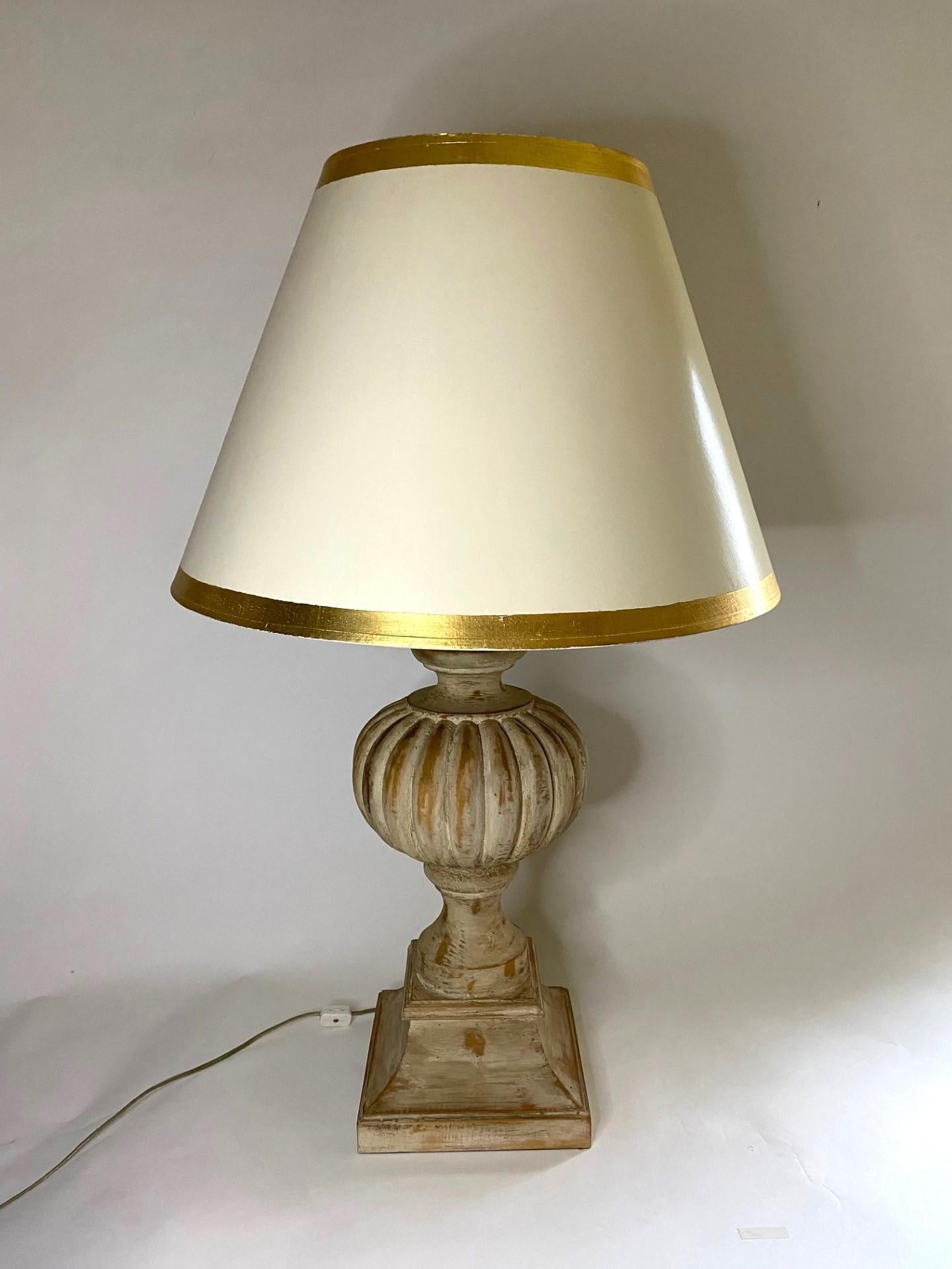 Lampe de bureau « Pushkin » avec finition blanche ancienne et abat-jour avec bordure dorée Bon état - En vente à North Salem, NY