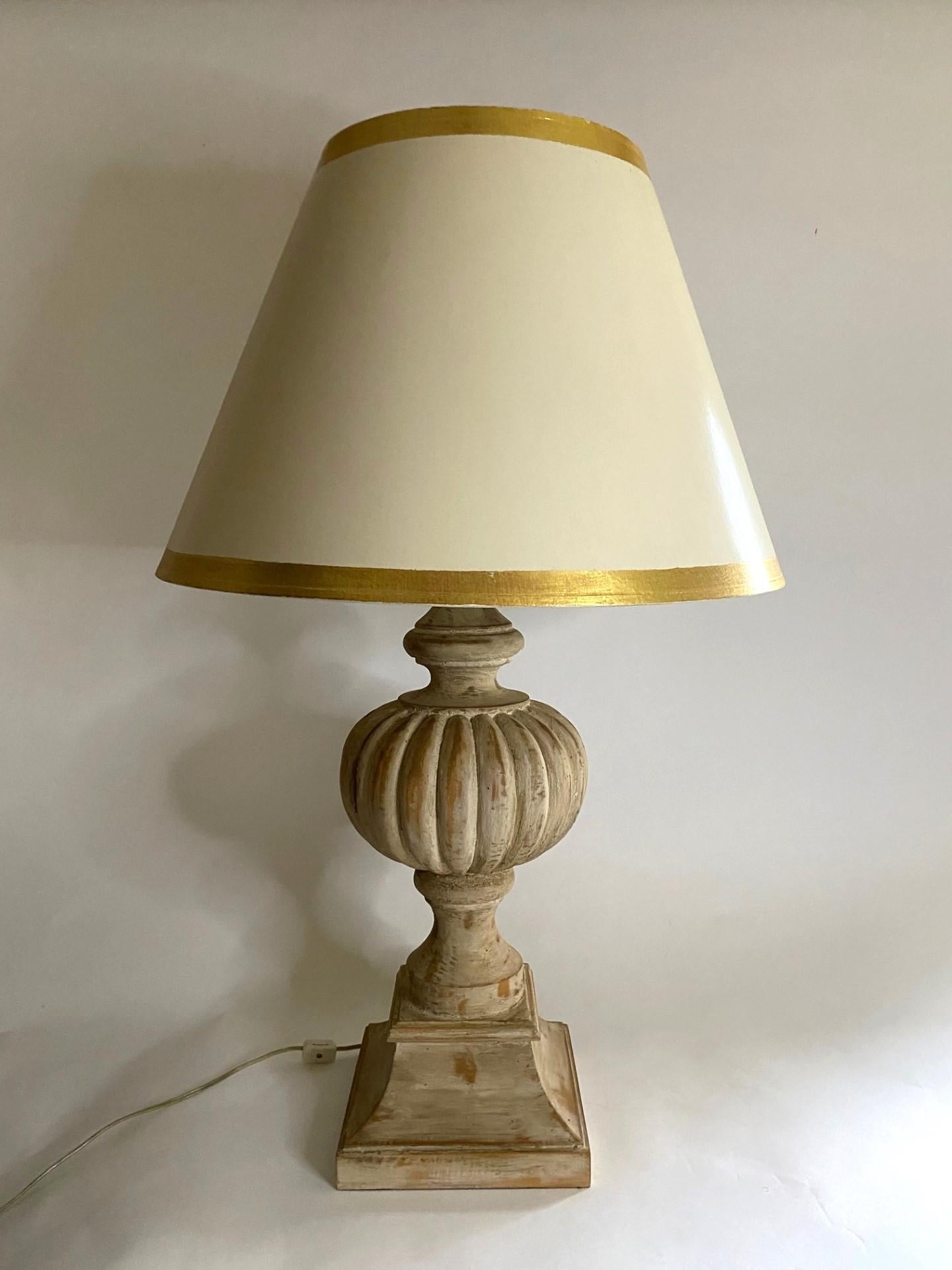 XXIe siècle et contemporain Lampe de bureau « Pushkin » avec finition blanche ancienne et abat-jour avec bordure dorée en vente