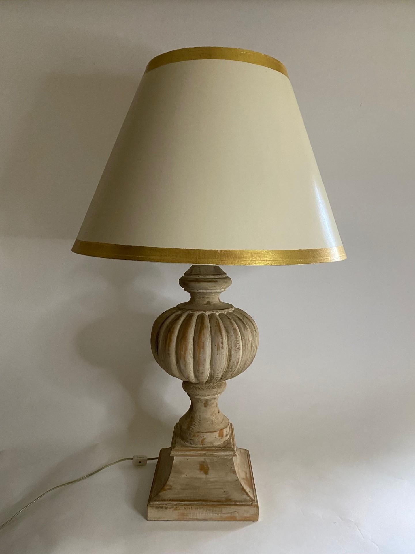 Bois Lampe de bureau « Pushkin » avec finition blanche ancienne et abat-jour avec bordure dorée en vente