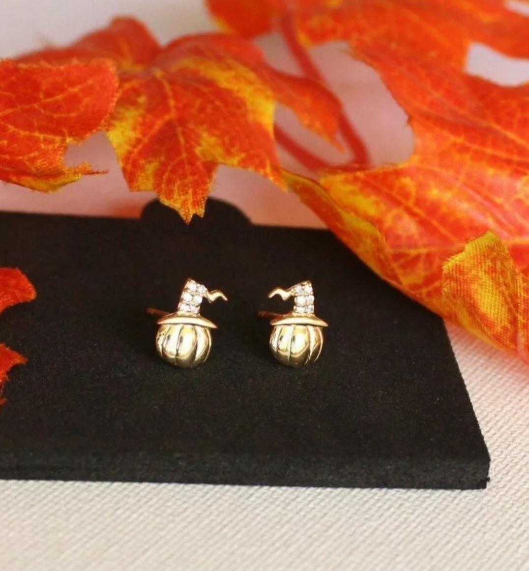 Round Cut Pumpkins Studs Piercing 14k Solid Gold Witch Hat Minimalist Diamond Ear Studs. For Sale