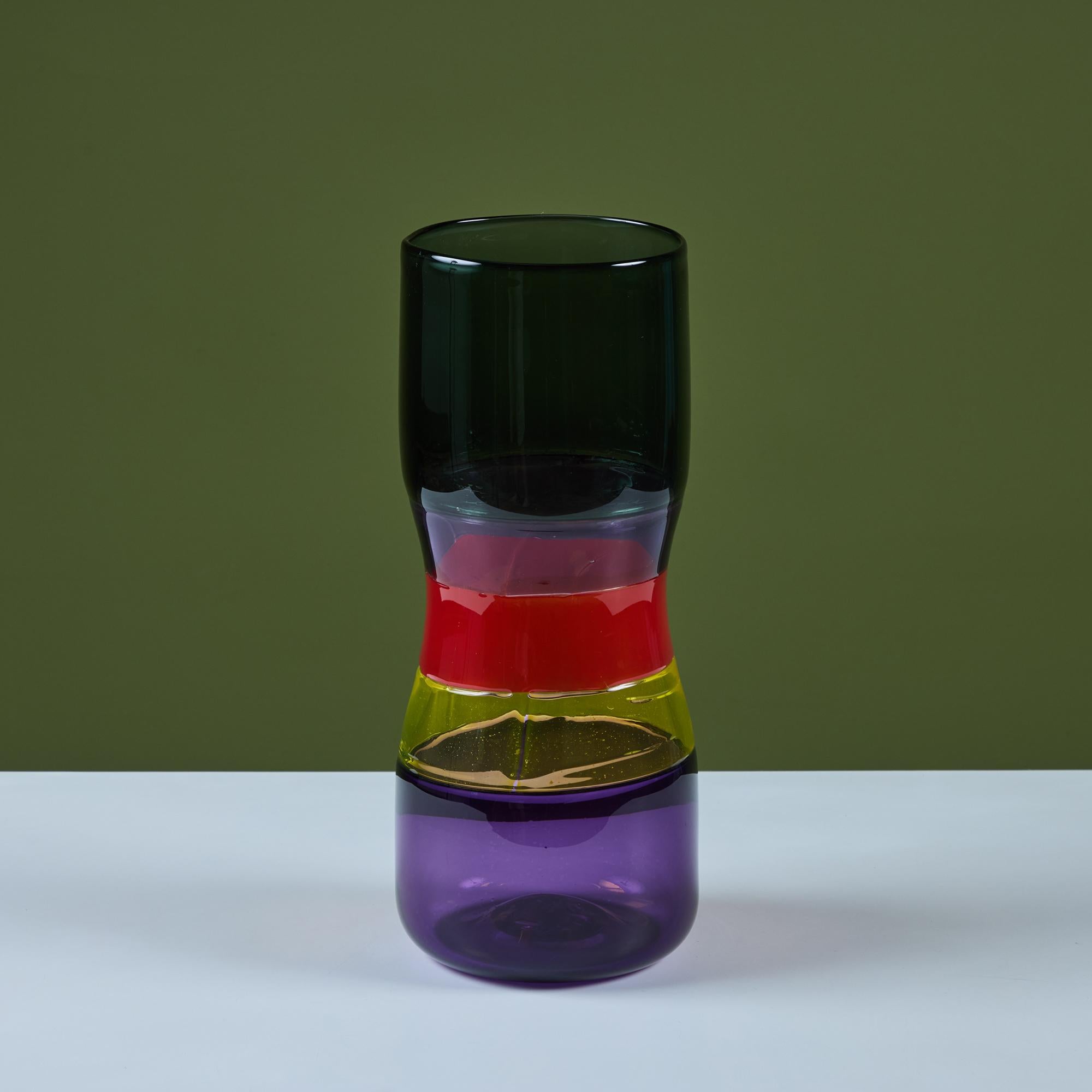 Un sorprendente vaso in vetro soffiato a mano in un arcobaleno di colori a blocchi, con segni di gocciolamento al centro del pezzo. Firmato dall'artista 