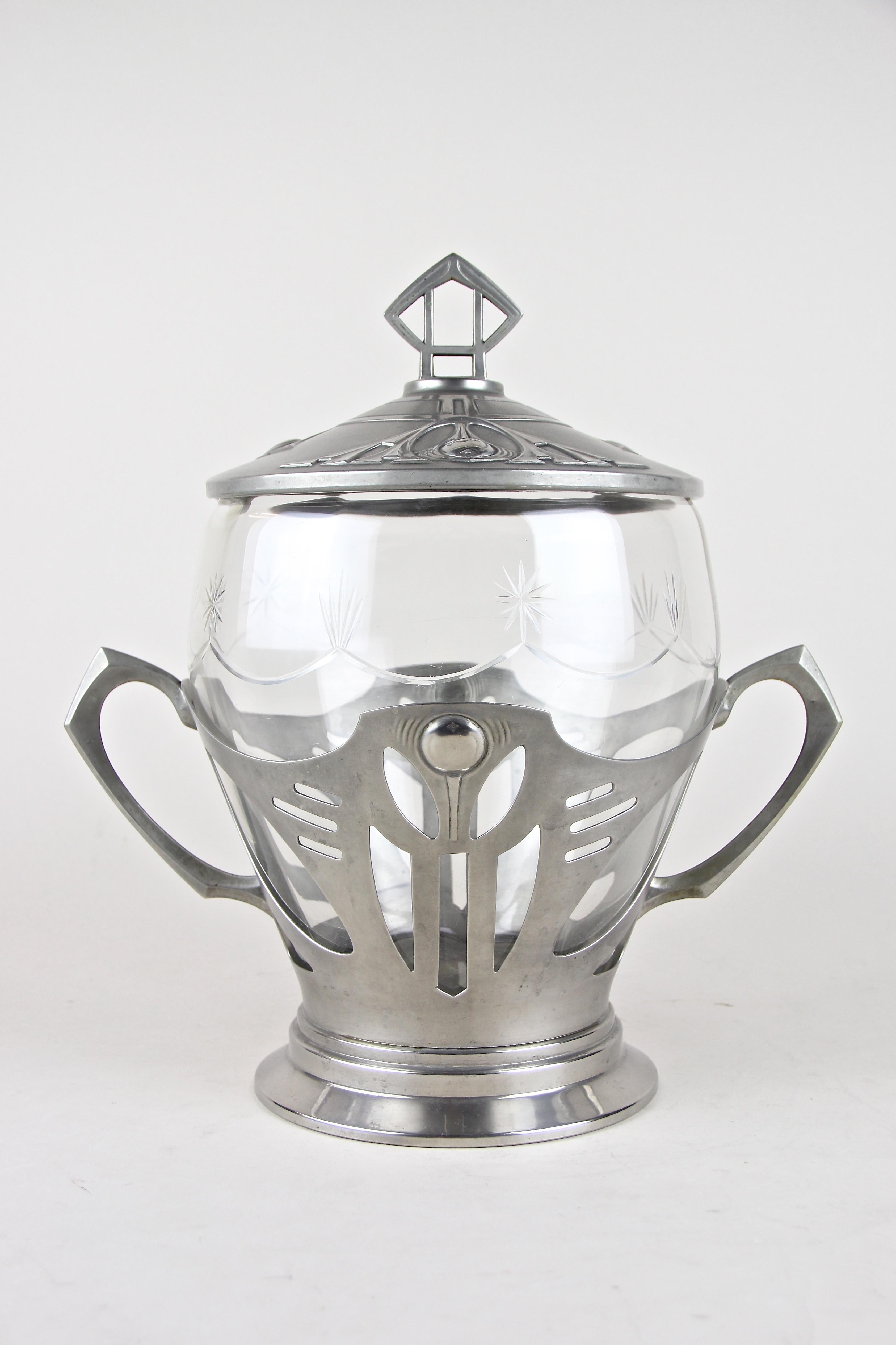 Joli bol à punch Art Nouveau d'Autriche, vers 1910. Le bol en verre poli fin repose dans un bol argenté et ajouré, impressionnant par le langage de conception Art nouveau renommé. Deux grandes poignées permettent de le transporter facilement dans le