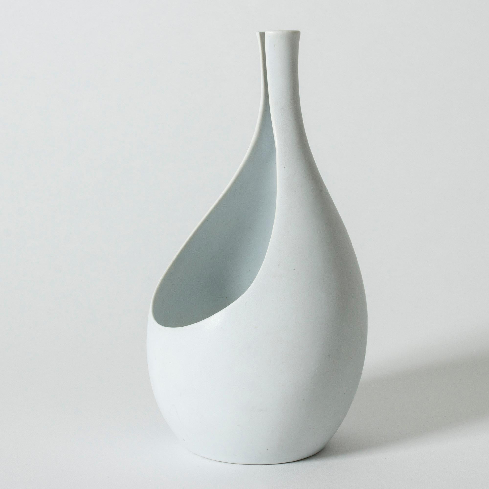 Lovely “Pungo” vase by Stig Lindberg, made in smooth carrara stoneware. Streamlined, plunging, ingenious design.