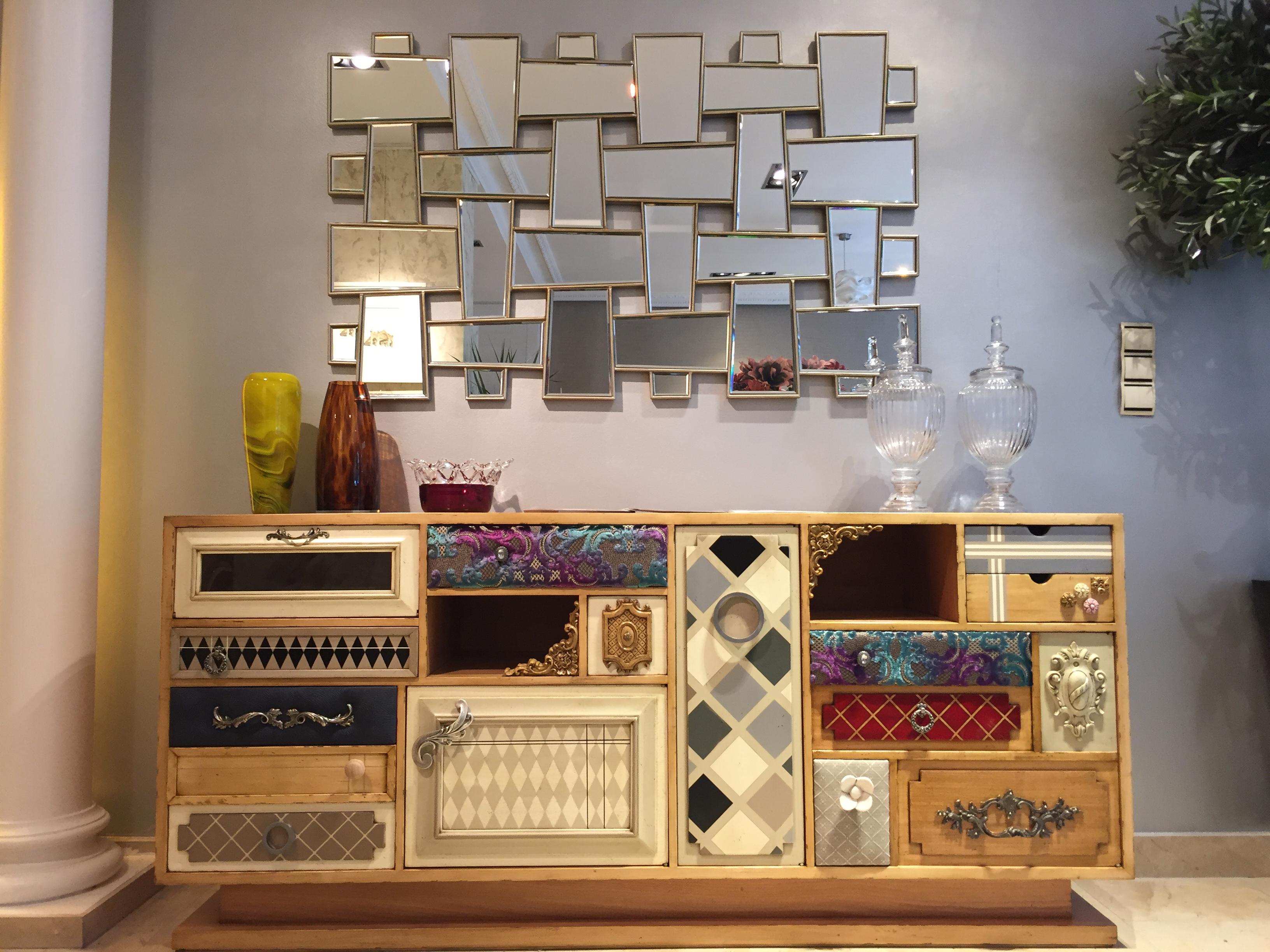 Punk-Sideboard 190 von Lola Glamour
Abmessungen: T 45 x B 190 x H 85 cm
MATERIALIEN: Holz.

Diese in Sand ausgeführte Version der Punk-Serie rebelliert sogar gegen ihren eigenen Geist der Freiheit. Ein geordneter und geplanter Wahnsinn aus