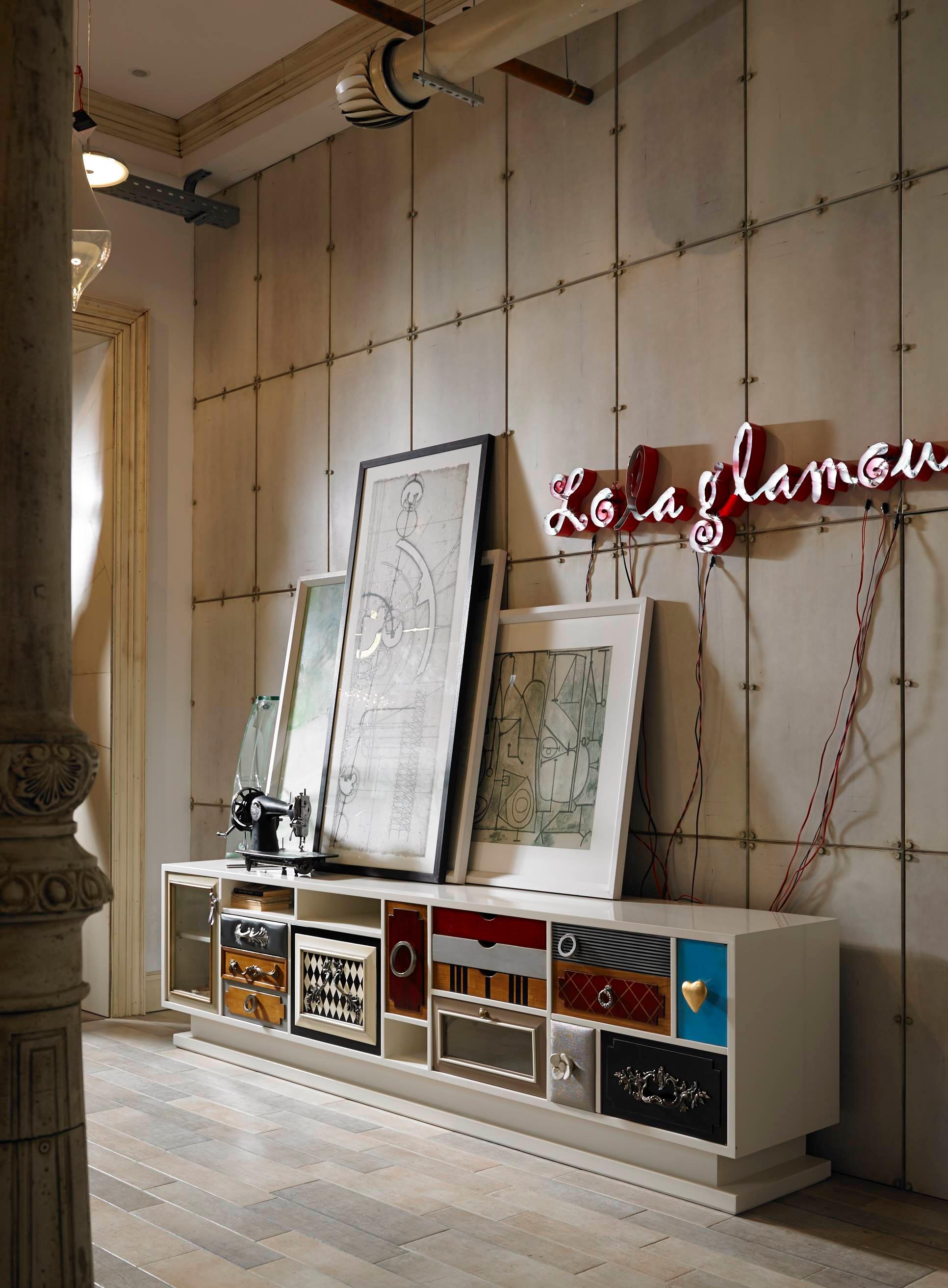 Punk-Sideboard 250 von Lola Glamour
Abmessungen: T 45 x B 250 x H 65 cm
MATERIALIEN: Holz.

Punk strahlt Glamour aus, und Lola Glamor atmet Punk. Es gehört zu unserem Wesen, respektlos, kühn und ikonoklastisch zu sein. Deshalb mögen wir diese Serie