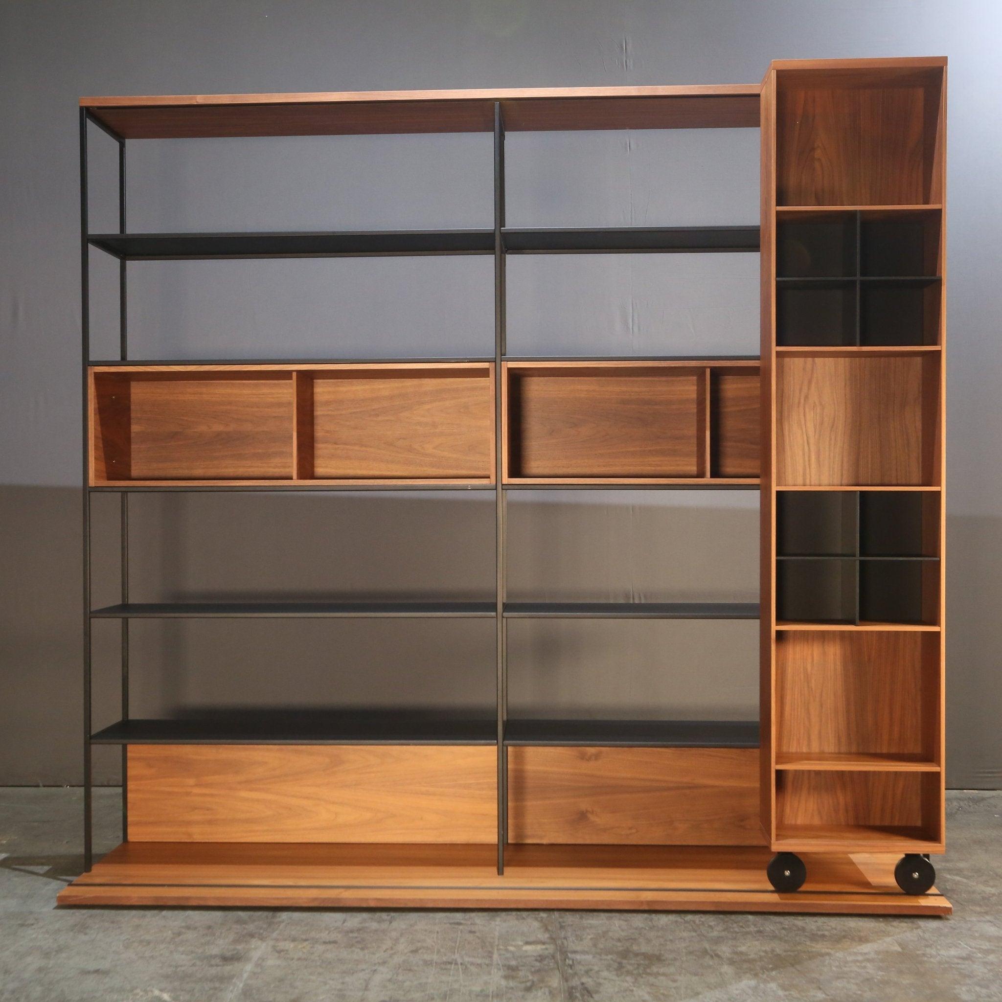 Te presentamos la estantería definitiva para los amantes de los libros y los entusiastas del diseño: la estantería Literatura de Punt. Fabricada con precisión y atención al detalle, esta impresionante pieza presenta un diseño elegante y moderno que