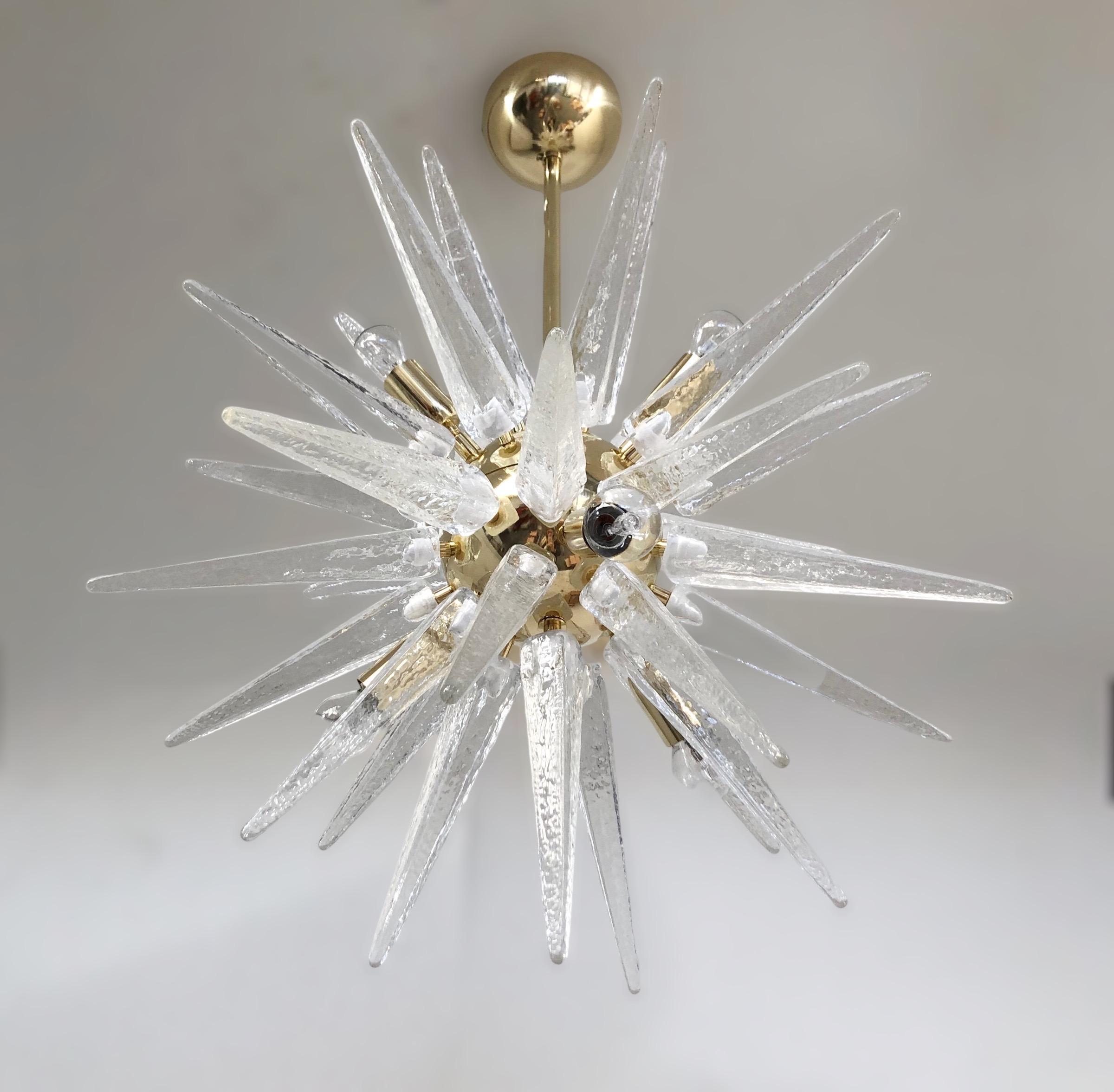 Lampadario Sputnik moderno italiano con punte in vetro di Murano trasparente, montato su una struttura in metallo con finitura dorata, disegnato da Fabio Bergomi per Fabio Ltd / Made in Italy
6 luci / tipo E12 o E14 / max 40W ciascuna
Misure: