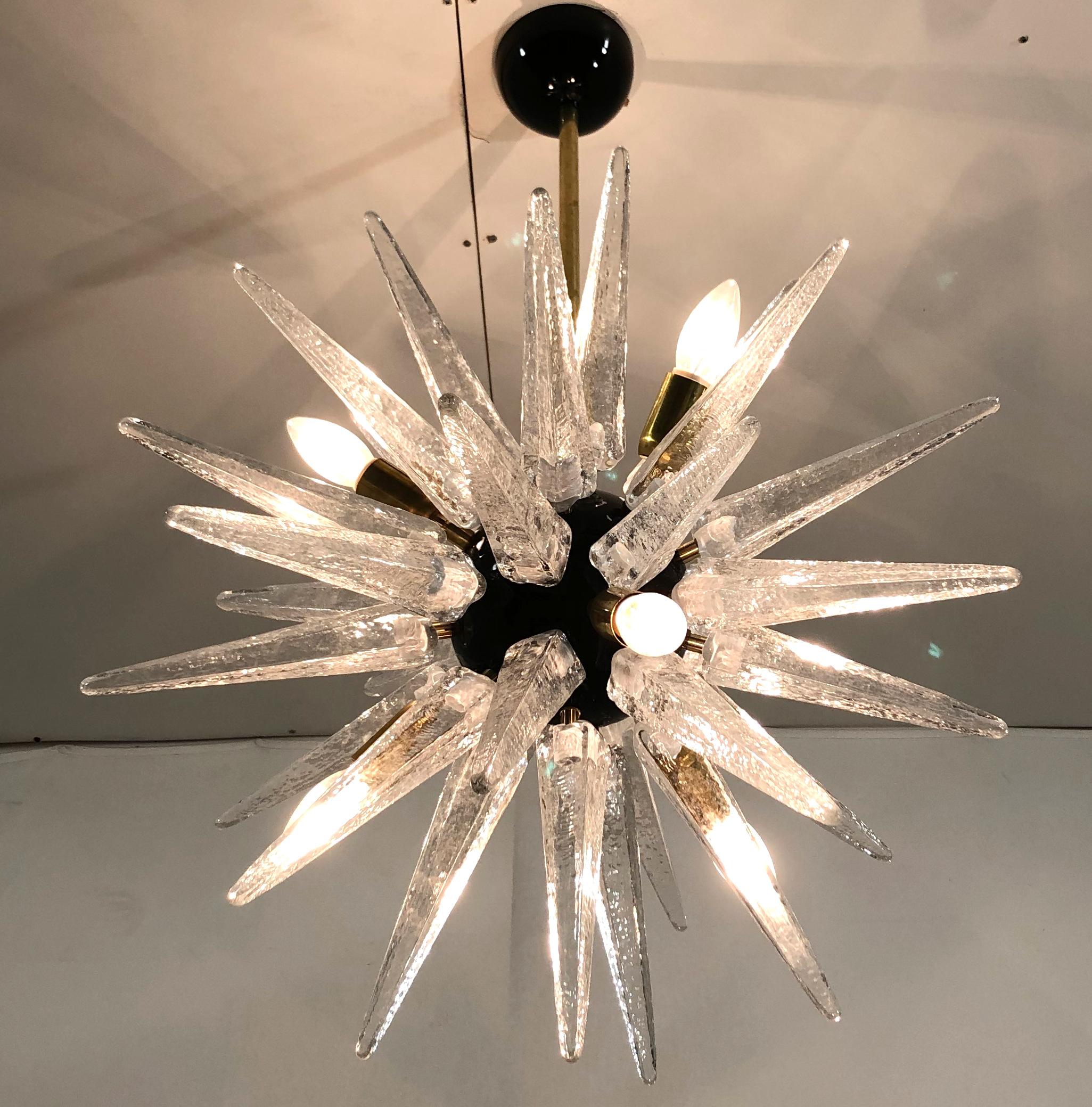 Italian modern Sputnik chandelier with clear Murano glass shards spikes, mounted on natural unlacquered brass frame with glossy black centre and canopy, designed by Fabio Bergomi for Fabio Ltd / Made in Italy
6 lights / E12 or E14 type / max 40W