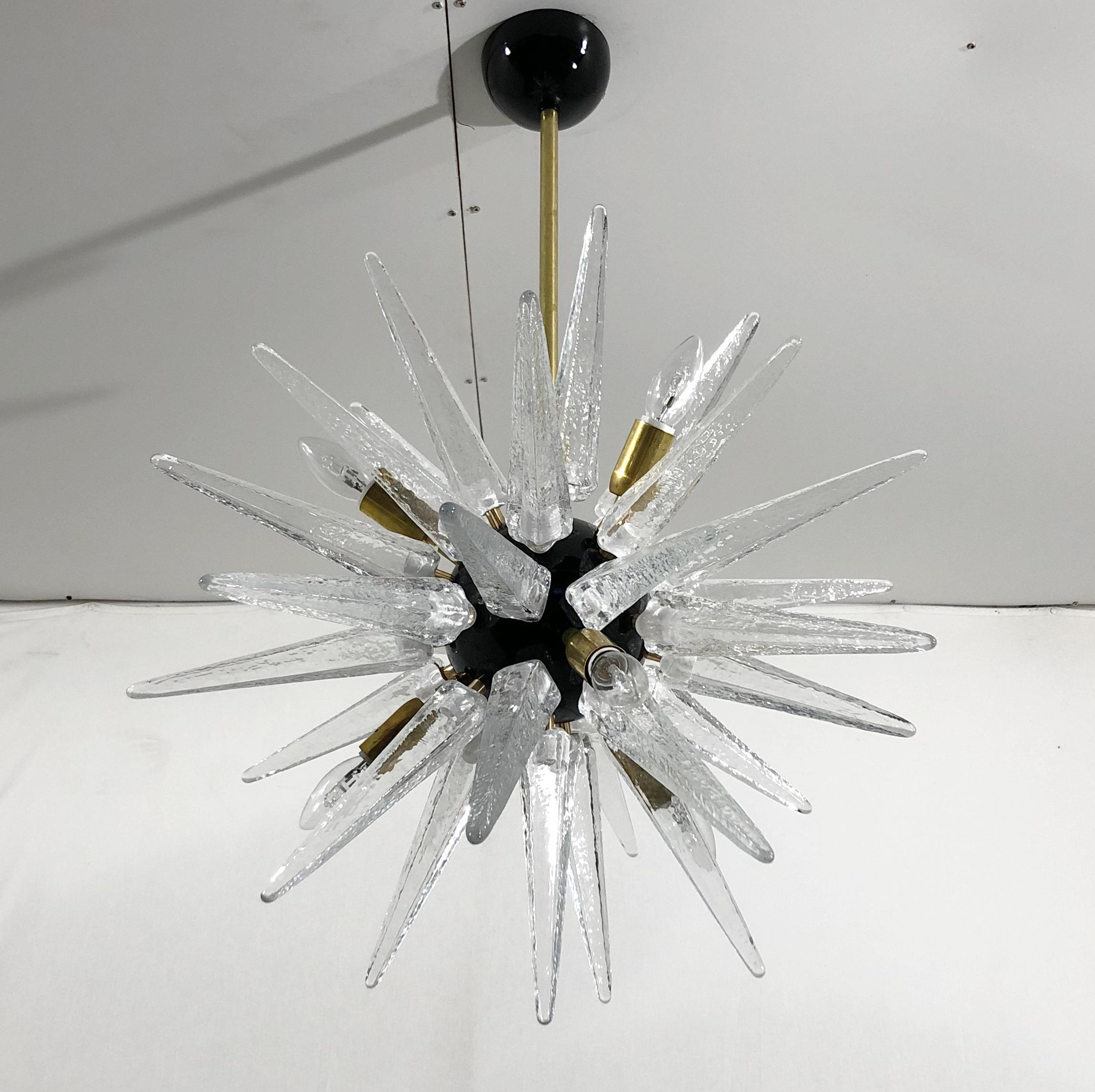 Italian modern Sputnik chandelier with clear murano glass shards spikes, mounted on natural unlacquered brass frame with glossy black centre and canopy, designed by Fabio Bergomi for Fabio Ltd / Made in Italy
6 lights / E12 or E14 type / max 40W