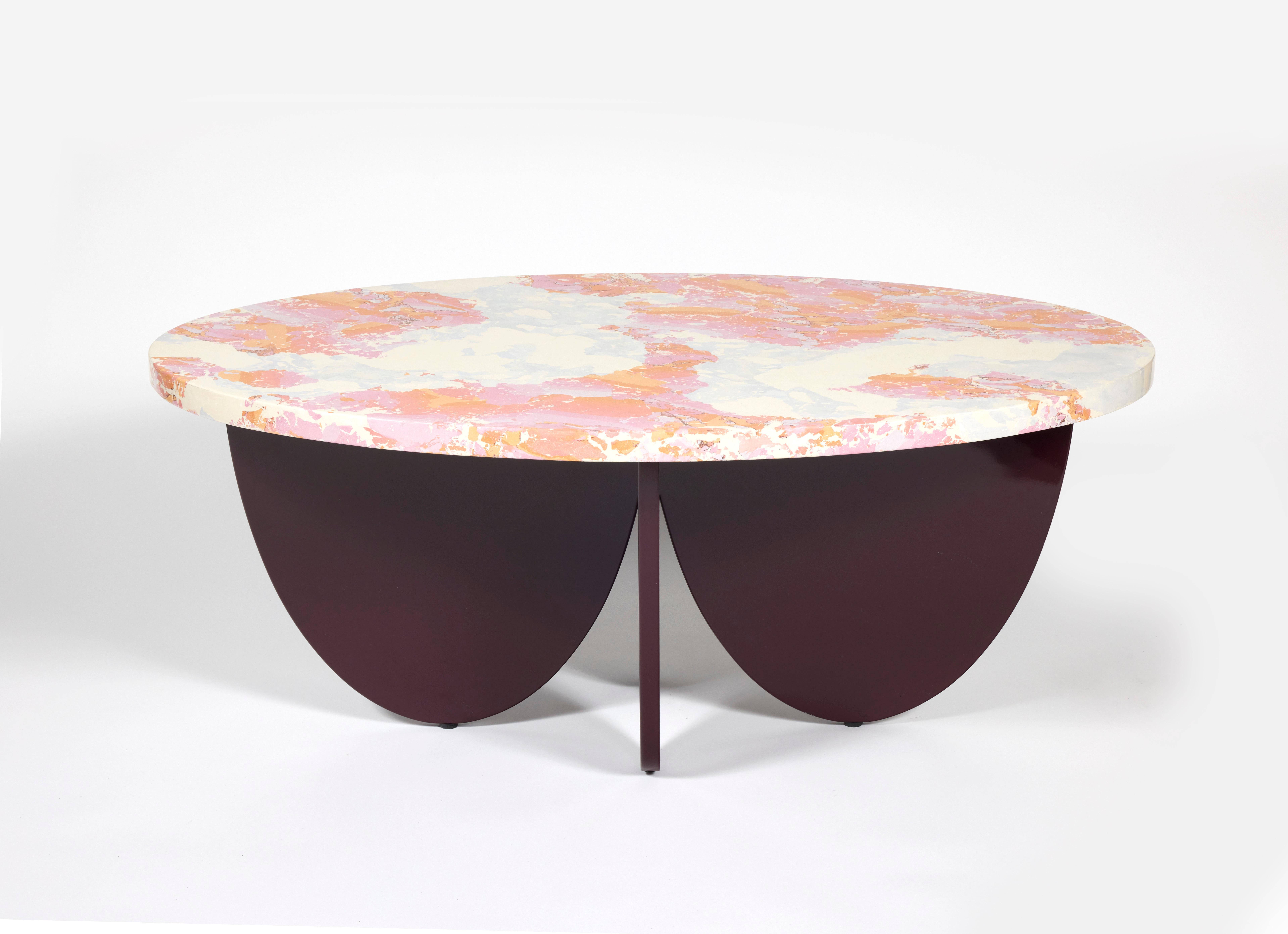 Dieser niedrige Tisch wurde für eine Ausstellung im Pariser Showroom von Manuel Canovas entworfen.
Die Tischplatte wurde von der Künstlerin Amandine Antunez in Stucco Veneziano in Rot- und Elfenbeintönen ausgeführt.
Die Platte wird durch einen