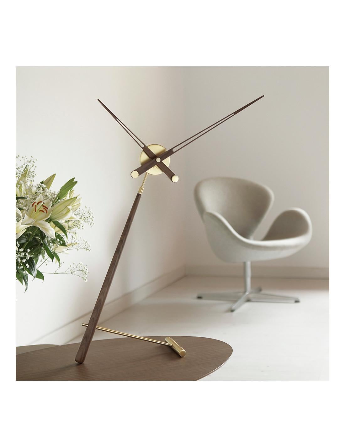 Puntero G table clock is a clock whose design makes it an elegant and stylish decorative piece.
The German UTS mechanism guarantees the accuracy of its operation over the years.
Puntero G table clock : Box in polished brass, hands and body in