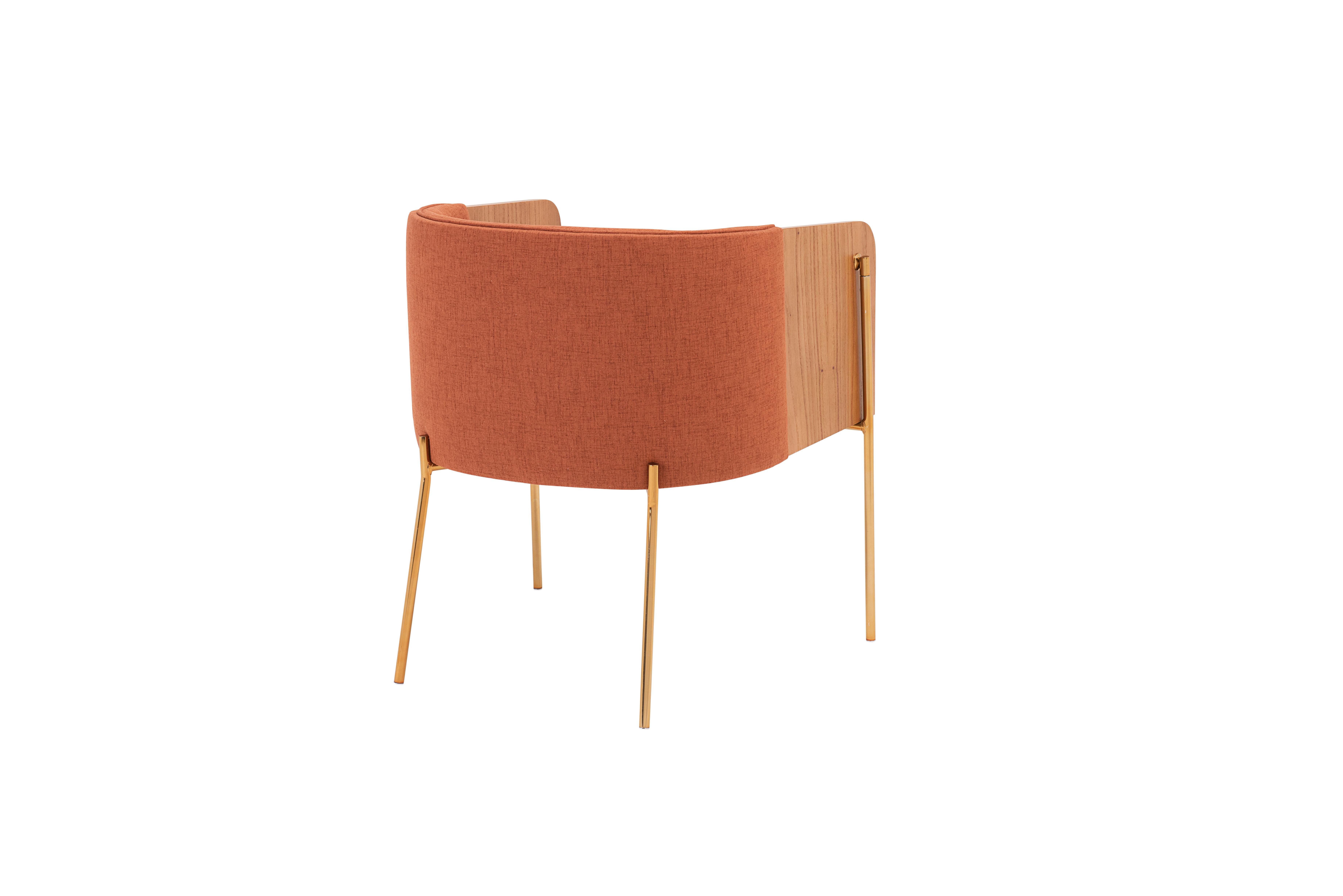 The punto armchair has an elegant and versatile design. Easy to match, transitions into many interior decor styles.
Its finishes are impeccable, with a harmonious mix of  high quality materials: Curve multilaminate wooden backrest, coated with