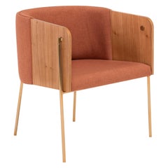 Sillón "Punto" de madera multilaminada tapizado con cuatro patas doradas