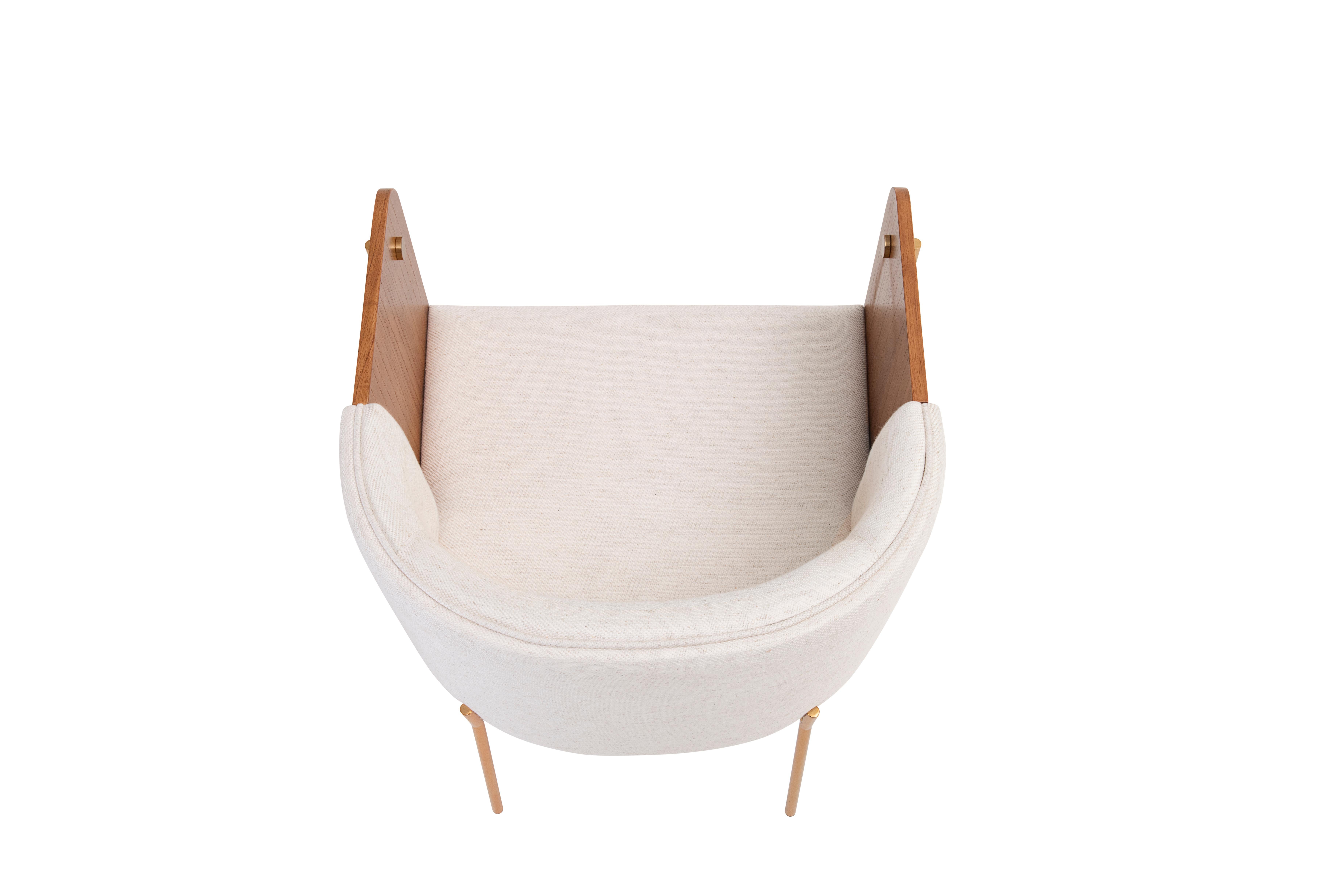 Sessel „Punto“ aus Holz mit mehreren Laminat-Polsterungen und goldenen vier Füßen (Maschinell gefertigt) im Angebot