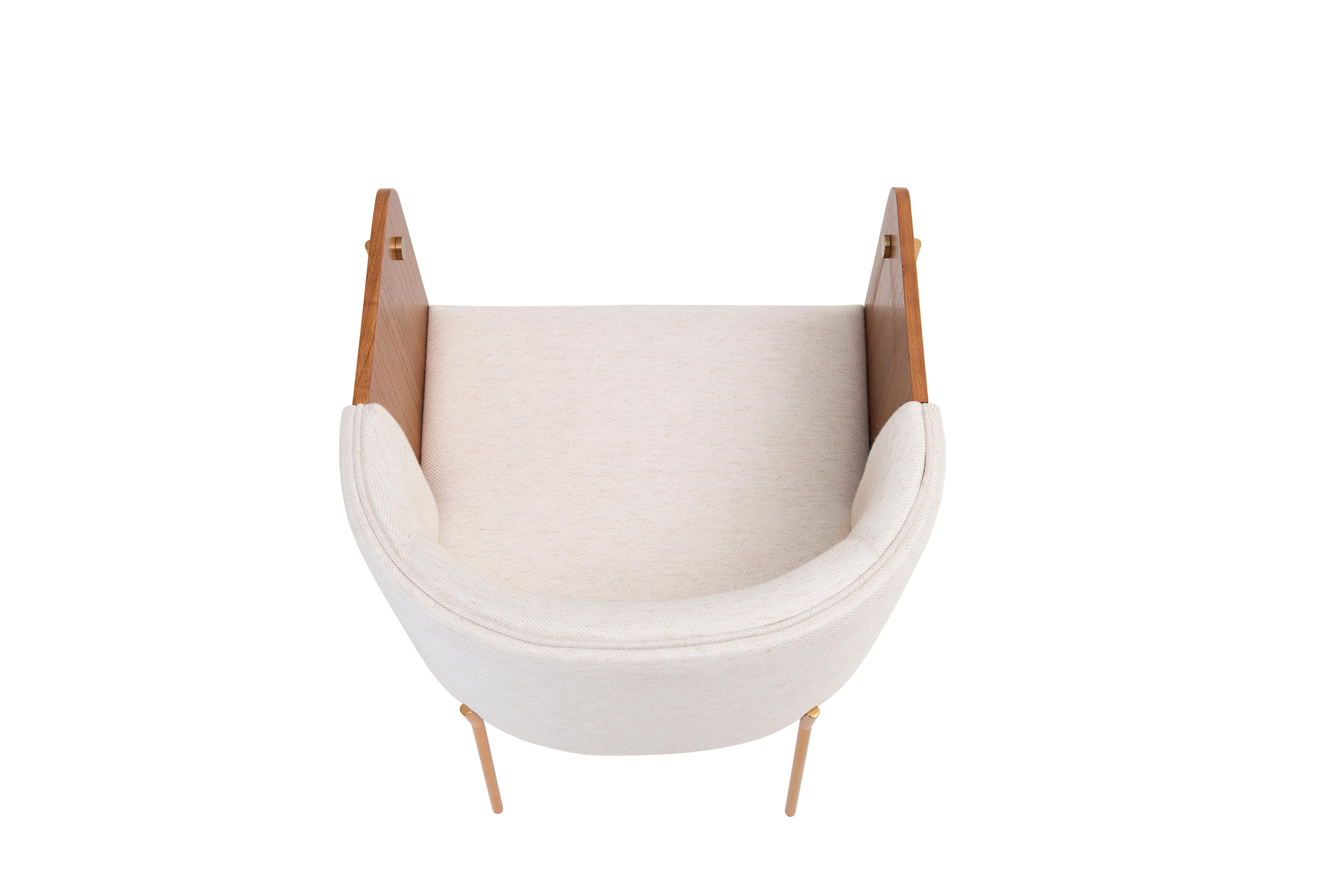 Fait à la machine FauteuilPunto en bois multi- stratifié tapissé de quatre pieds dorés en vente