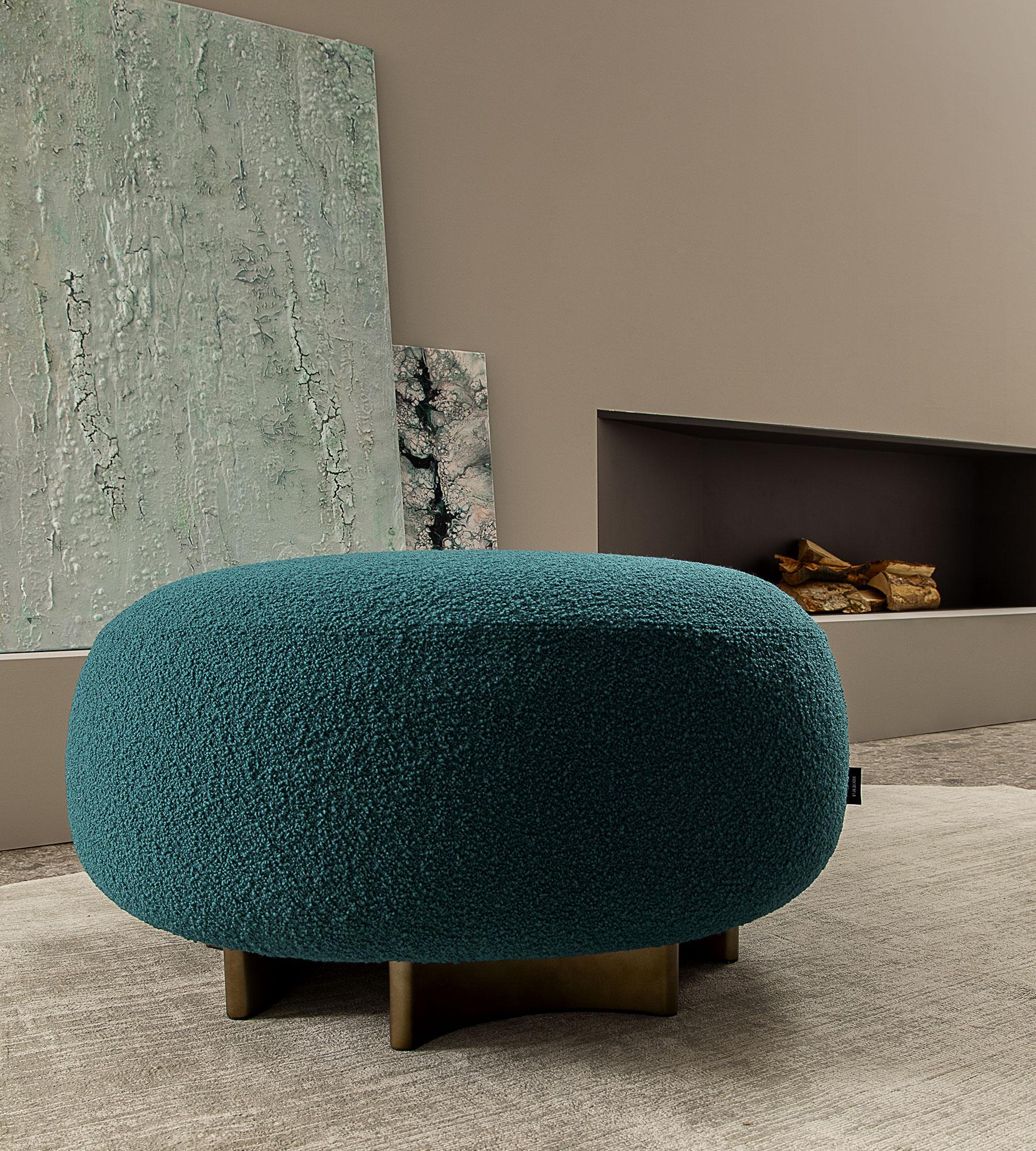 Puf de lana Bouclé Punto e Virgola de Morica Design
Dimensiones: P 80 x An 80 x Al 41 cm.
Materiales: Lana bouclé azul, madera lacada.

Disponible en diferentes opciones de lana. Póngase en contacto con nosotros.

Puf con funda extraíble de tejido
