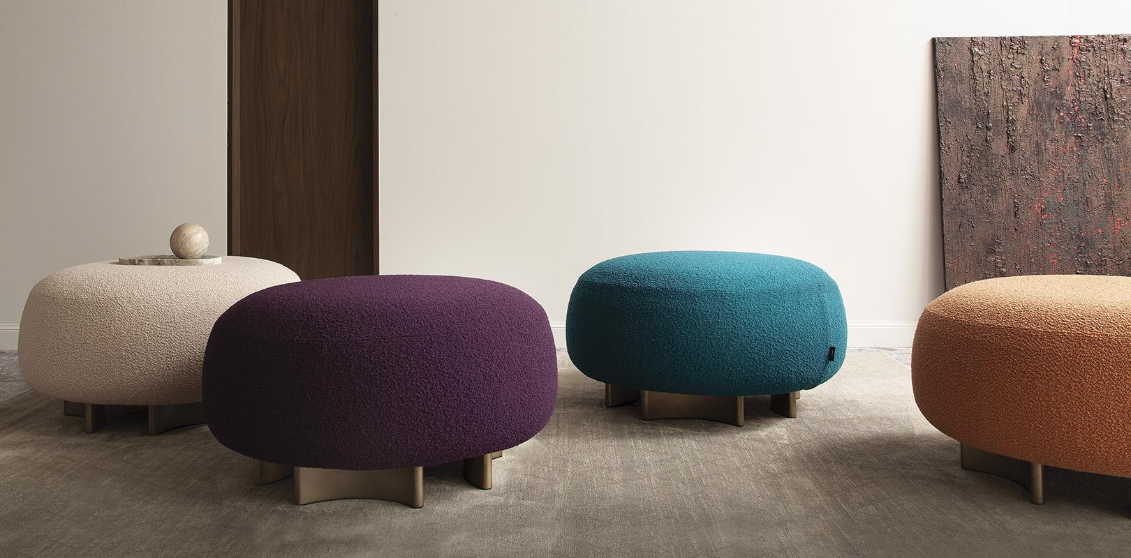 Puf de lana Bouclé Punto e Virgola de Morica Design Posmoderno en venta