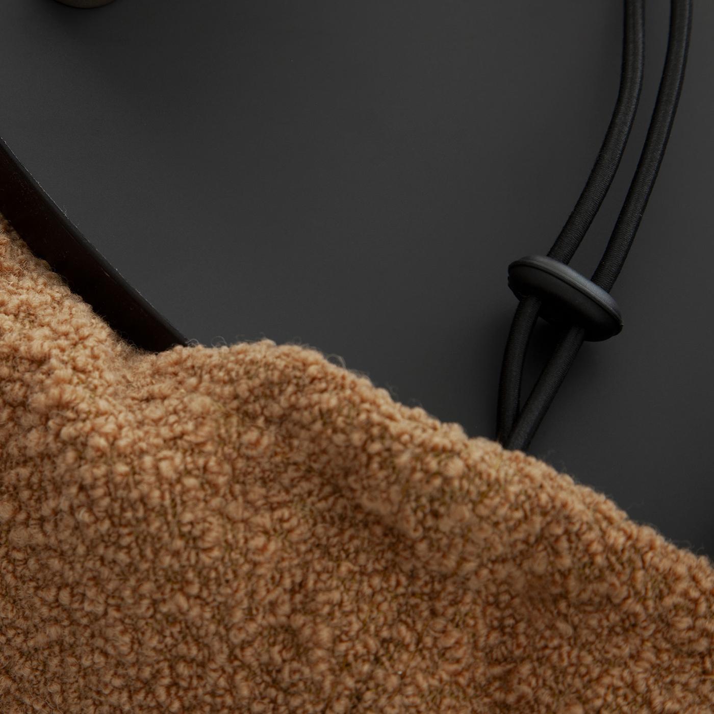 Caratterizzato da un tessuto bouclé color caramello, questo elegante pouf offre una seduta in schiuma ad alta densità per un comfort senza pari. La sontuosa texture del rivestimento in bouclé non solo emana raffinatezza, ma è anche completamente