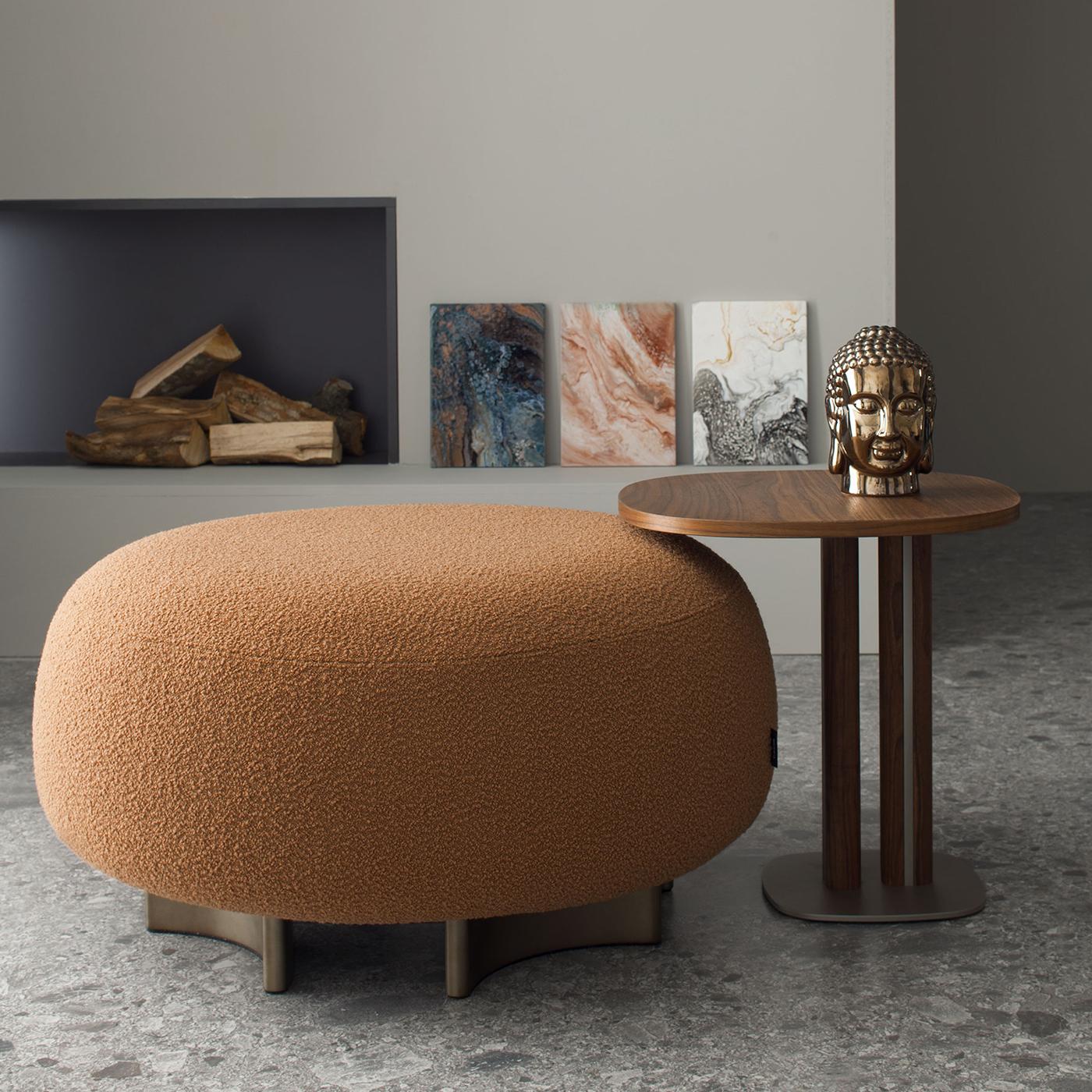 Italiano Pouf Punto e Virgola color caramello di Morica Design in vendita