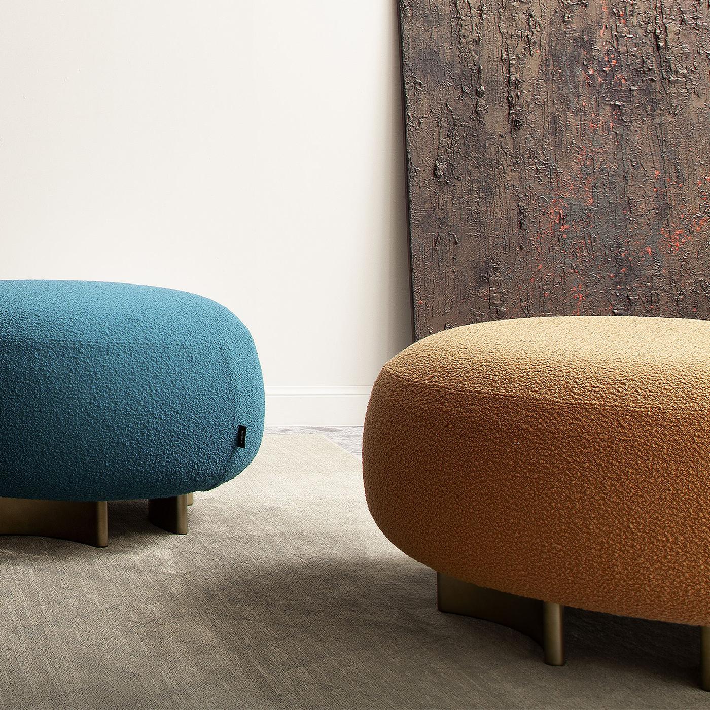 XXI secolo e contemporaneo Pouf Punto e Virgola color caramello di Morica Design in vendita