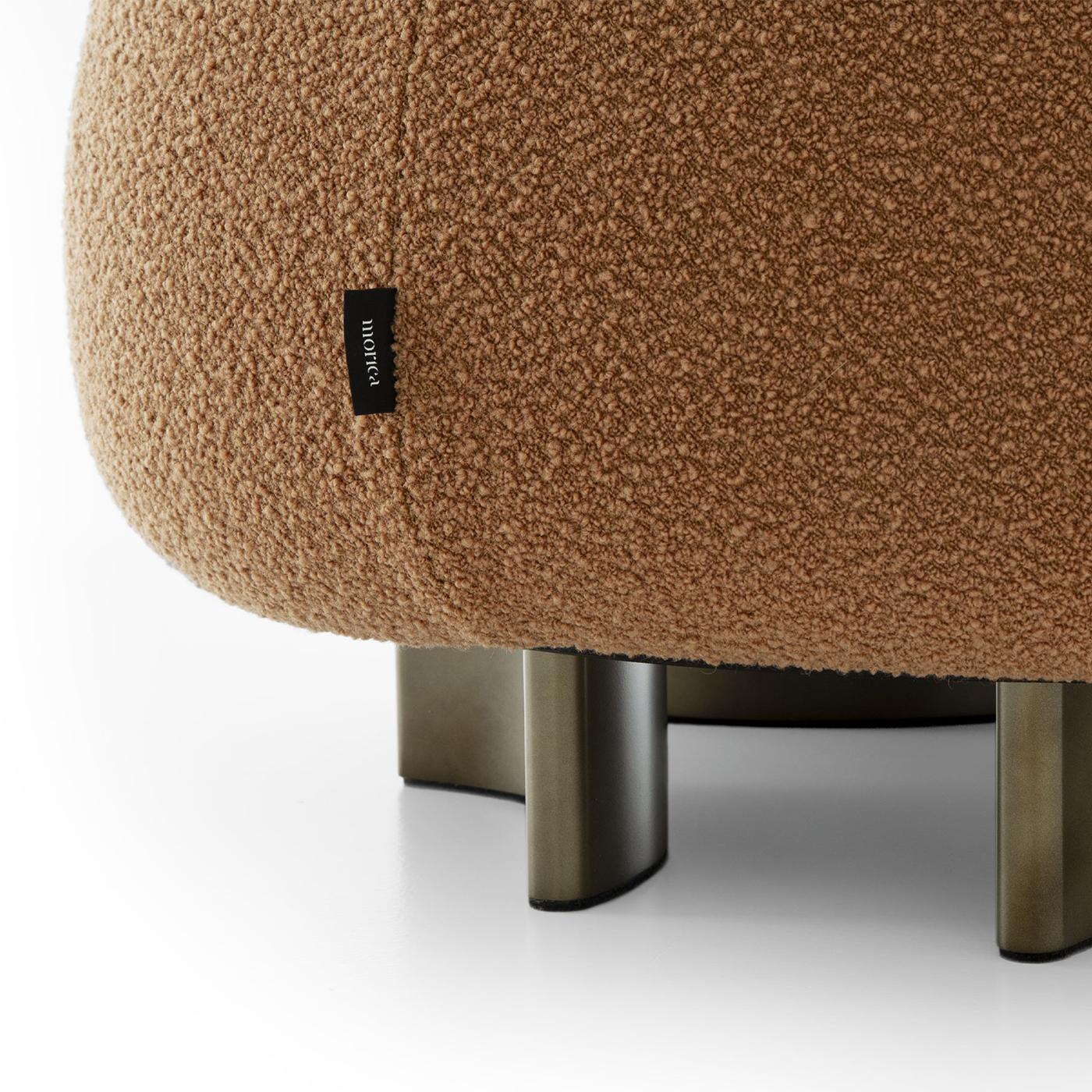 Lana Pouf Punto e Virgola color caramello di Morica Design in vendita