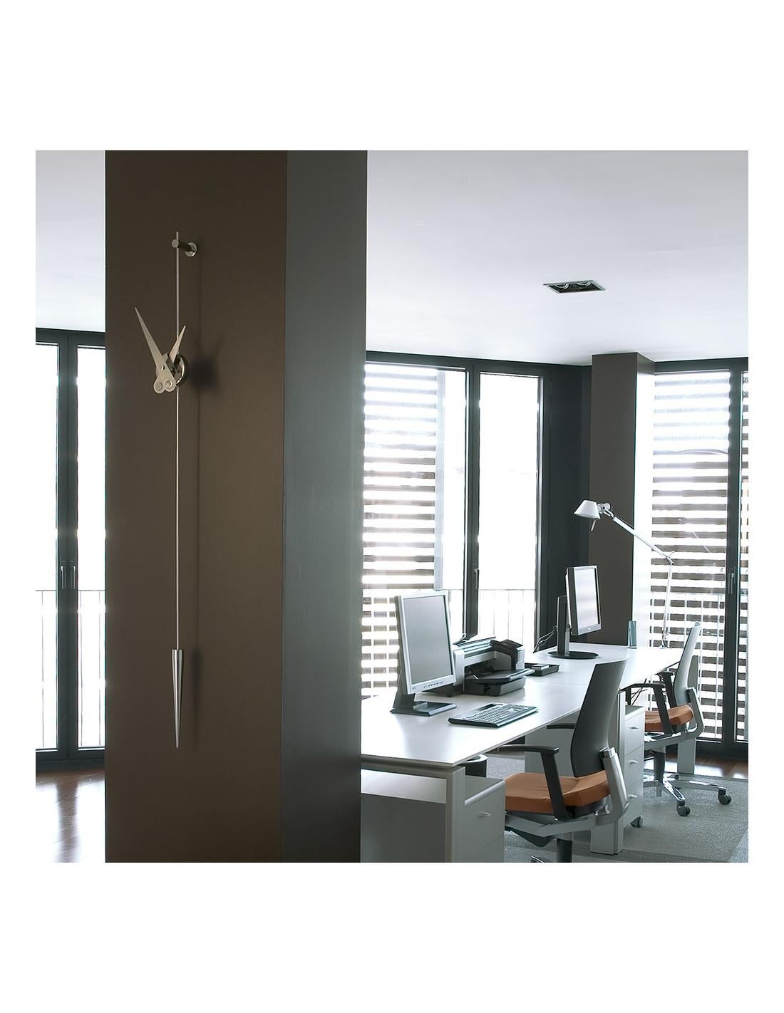 Le design de l'horloge murale Punto y coma i représente les formes élégantes et classiques de la célèbre horloge à balancier, mais avec une touche moderne et minimaliste et un design unique. 
Horloge Punto Y Coma i : Chrome et acier
Chaque horloge