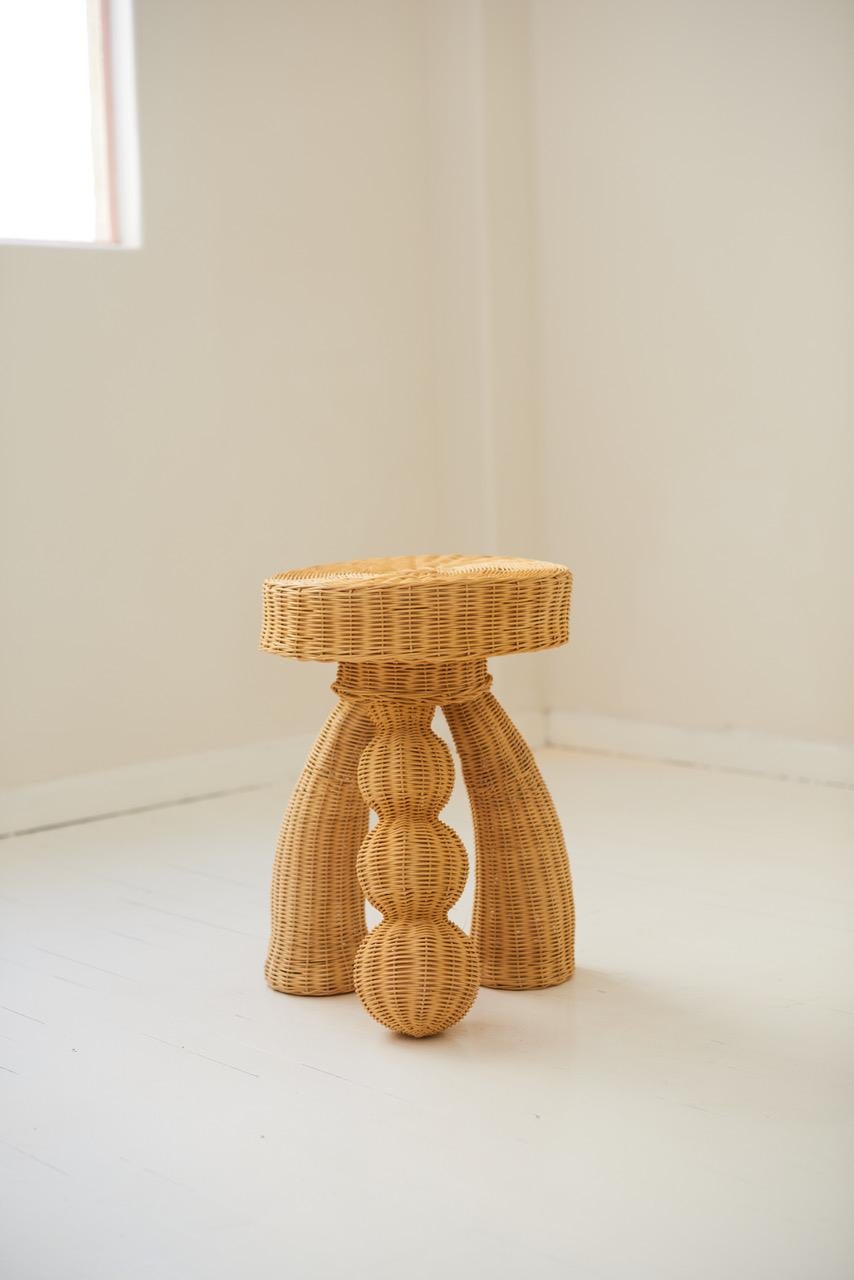Tavolino Pupa di Lørdag & Søndag
Dimensioni: D 36 x L 36 x H 50 cm.
Materiali: Vimini e metallo.

Lørdag & Søndag è uno studio di design fondato nel 2011 da Salvador Compañ. Con sede a Città del Messico, il nostro studio è rinomato per le tecniche