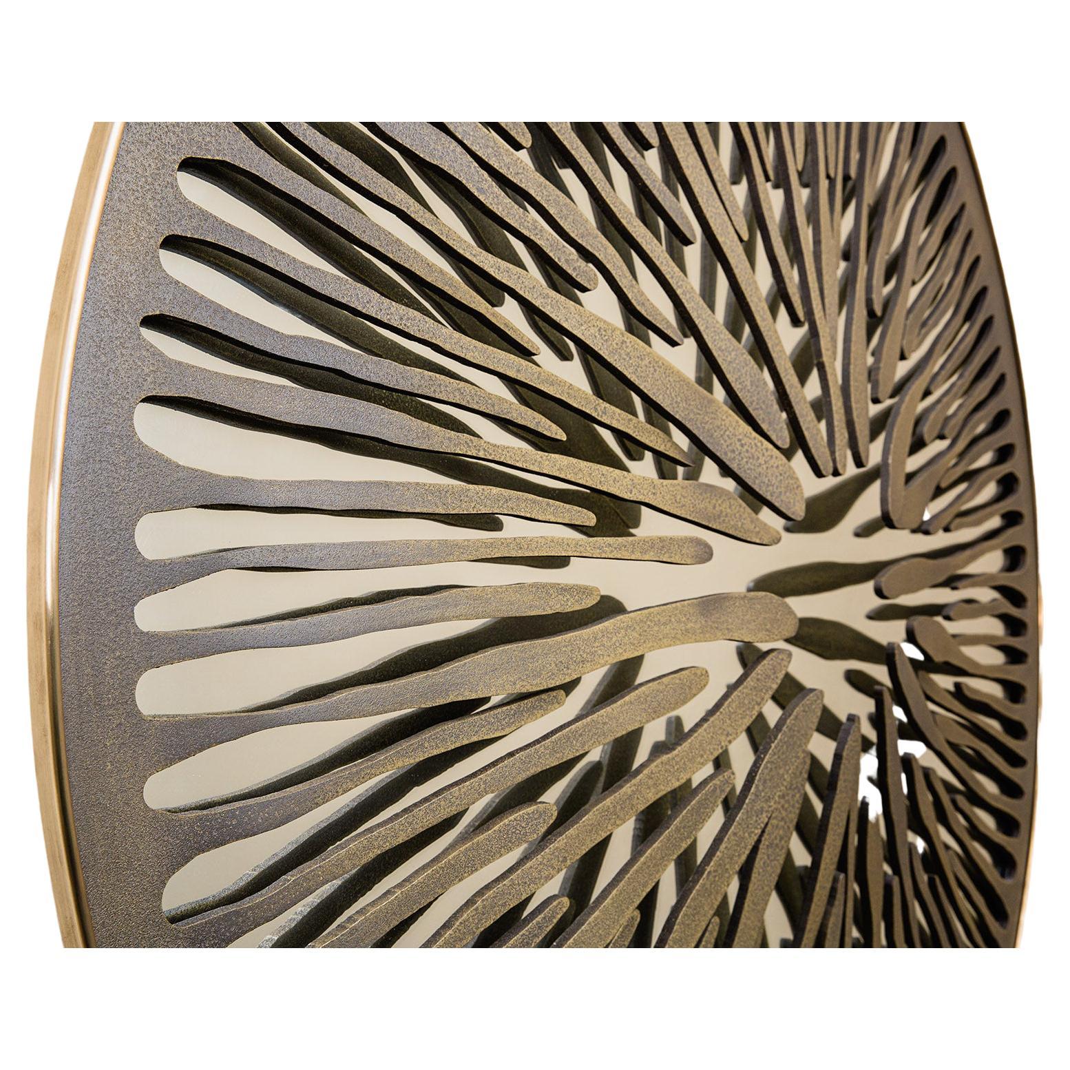 Mirror Pupil, entworfen von Gianluca Pacchioni, der von der Galerie Negropontes in Paris, Frankreich, vertreten wird. 

Der Mailänder Künstler Gianluca Pacchioni entdeckte seine Leidenschaft für Metallarbeiten in den 1990er Jahren, als er die
