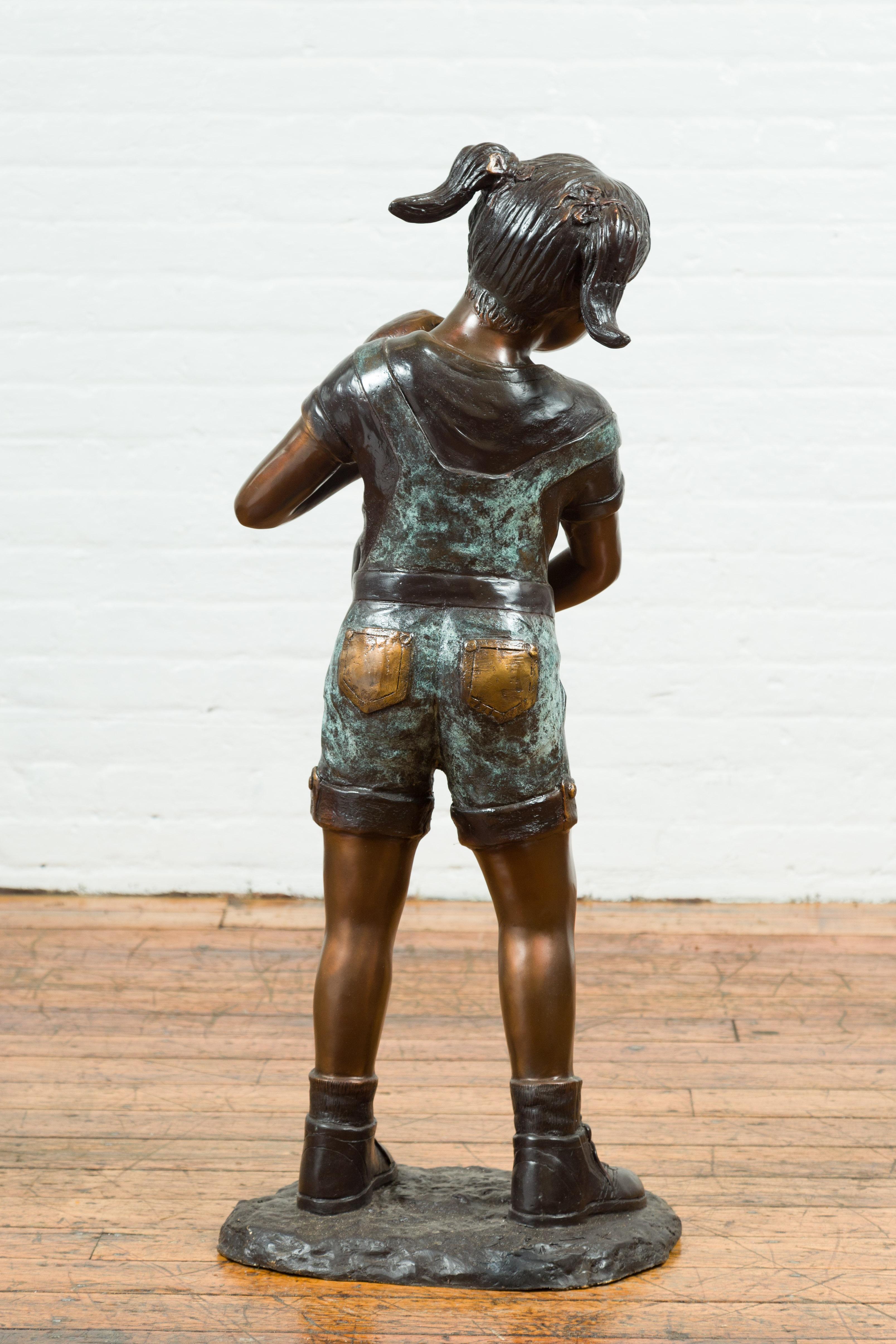 Puppy Kissen, zeitgenössische Bronzestatue eines kleinen Mädchens, das ihren Mohn hält im Angebot 6