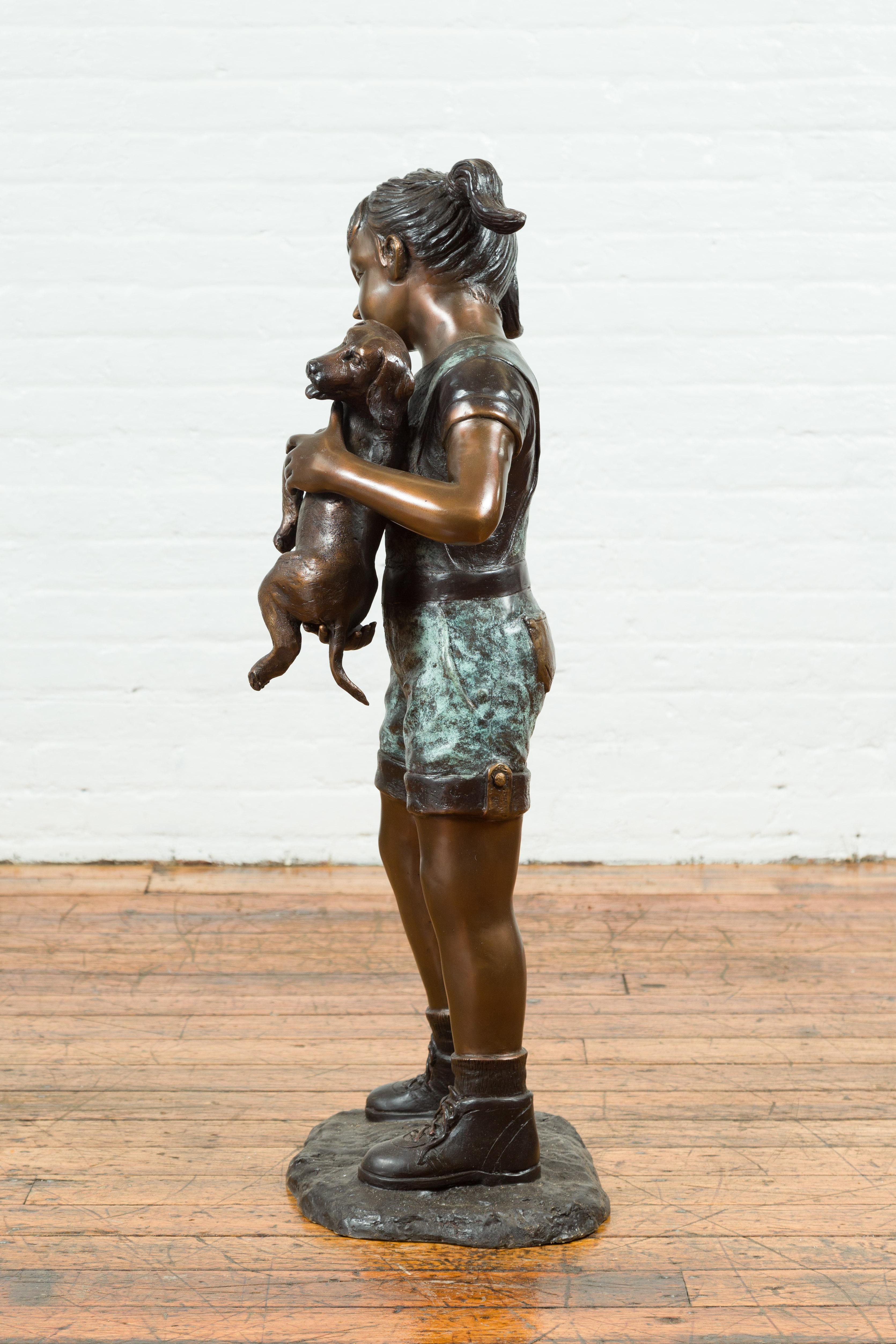 Puppy Kissen, zeitgenössische Bronzestatue eines kleinen Mädchens, das ihren Mohn hält im Angebot 7