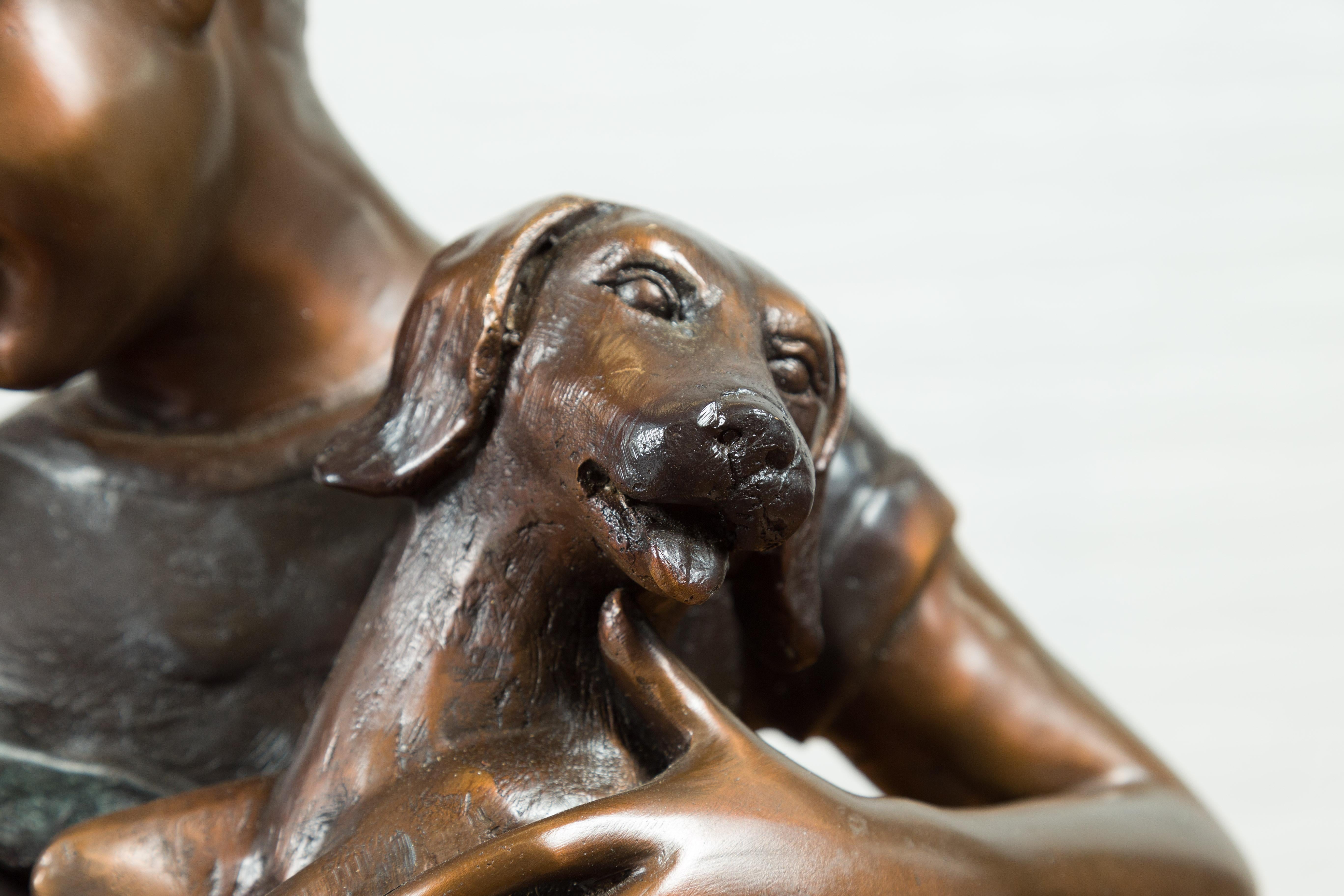 Puppy Kissen, zeitgenössische Bronzestatue eines kleinen Mädchens, das ihren Mohn hält im Angebot 9