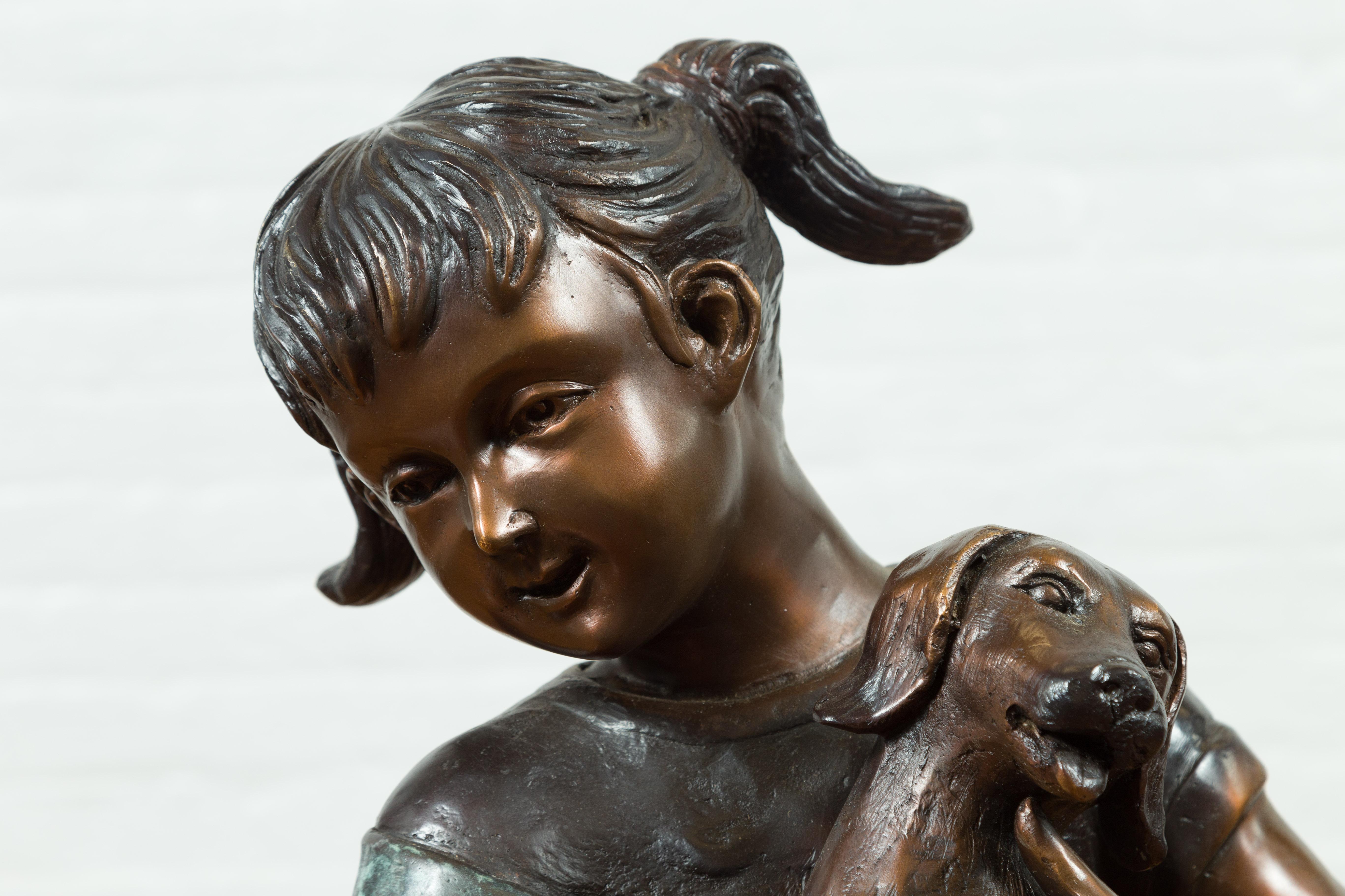 Puppy Kissen, zeitgenössische Bronzestatue eines kleinen Mädchens, das ihren Mohn hält im Zustand „Neu“ im Angebot in Yonkers, NY