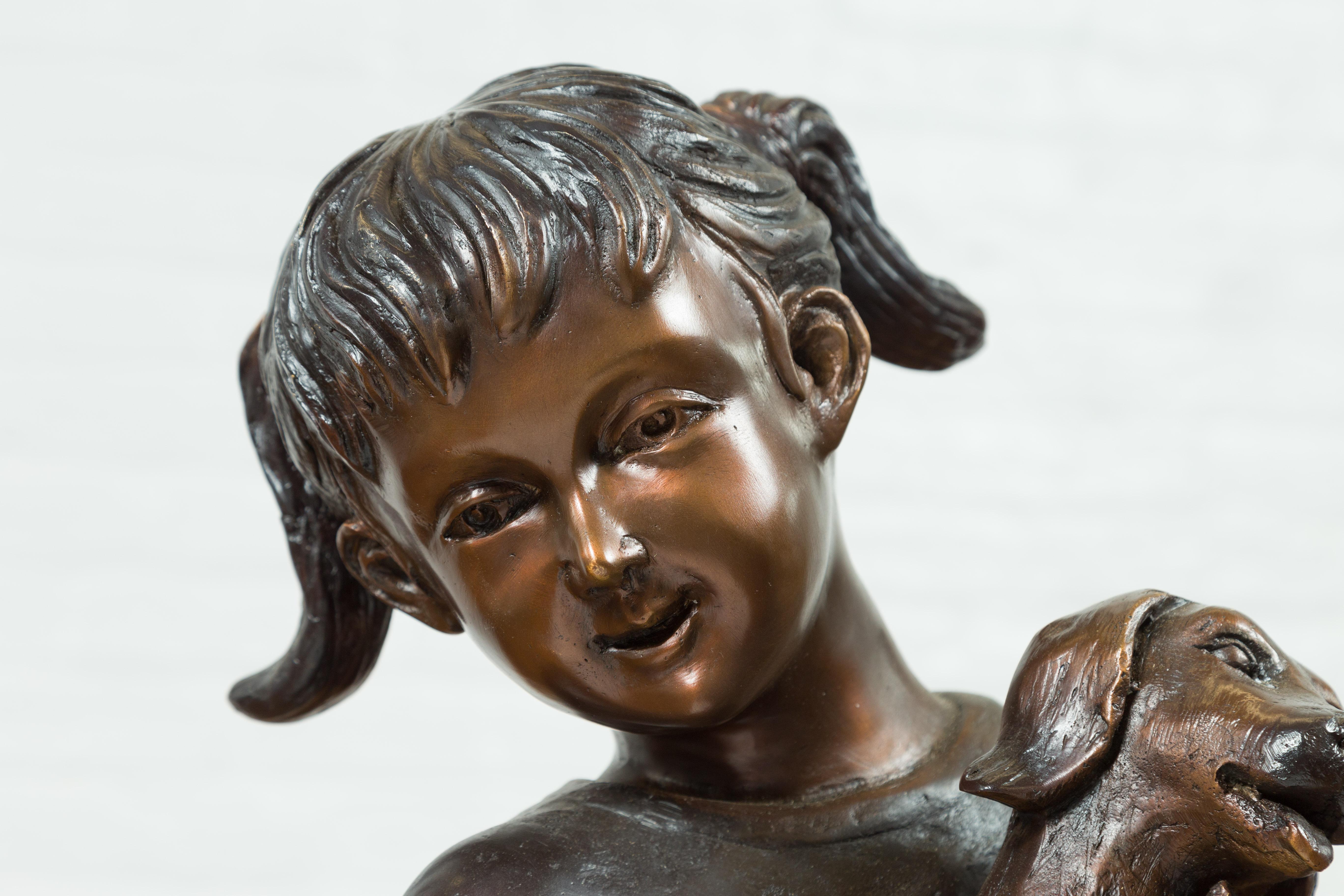Puppy Kissen, zeitgenössische Bronzestatue eines kleinen Mädchens, das ihren Mohn hält (21. Jahrhundert und zeitgenössisch) im Angebot