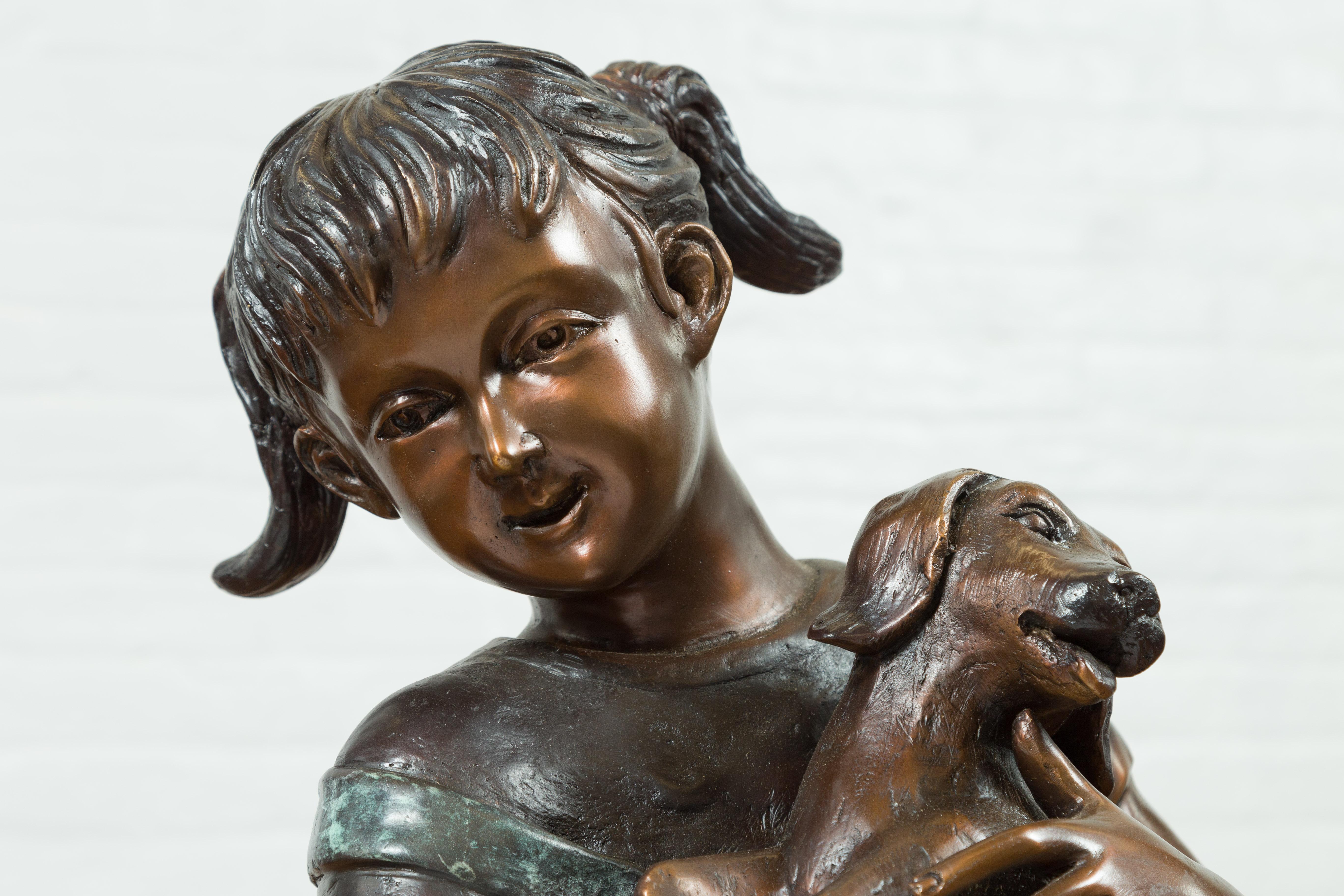 Puppy Kissen, zeitgenössische Bronzestatue eines kleinen Mädchens, das ihren Mohn hält im Angebot 1