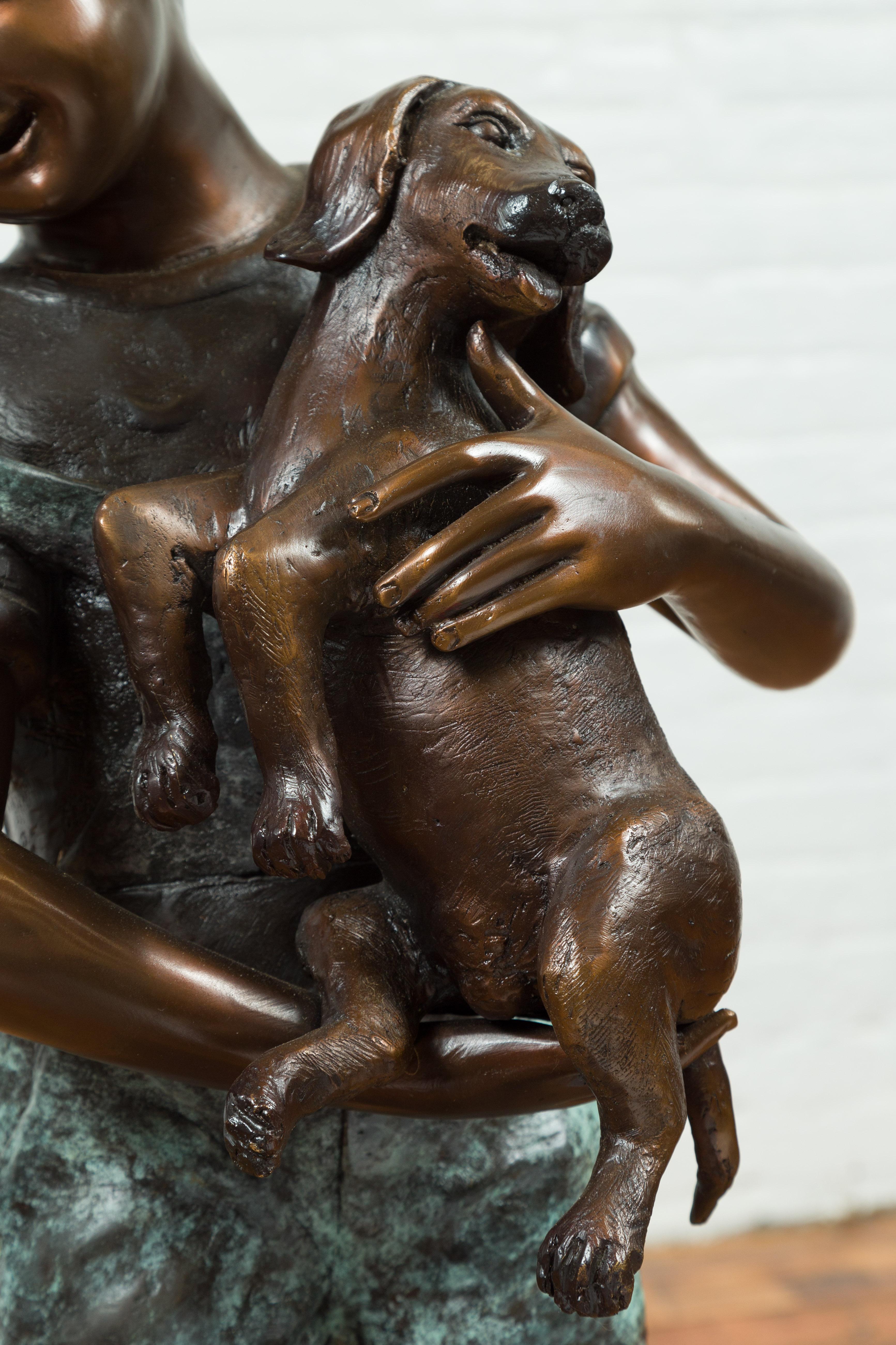 Puppy Kissen, zeitgenössische Bronzestatue eines kleinen Mädchens, das ihren Mohn hält im Angebot 2