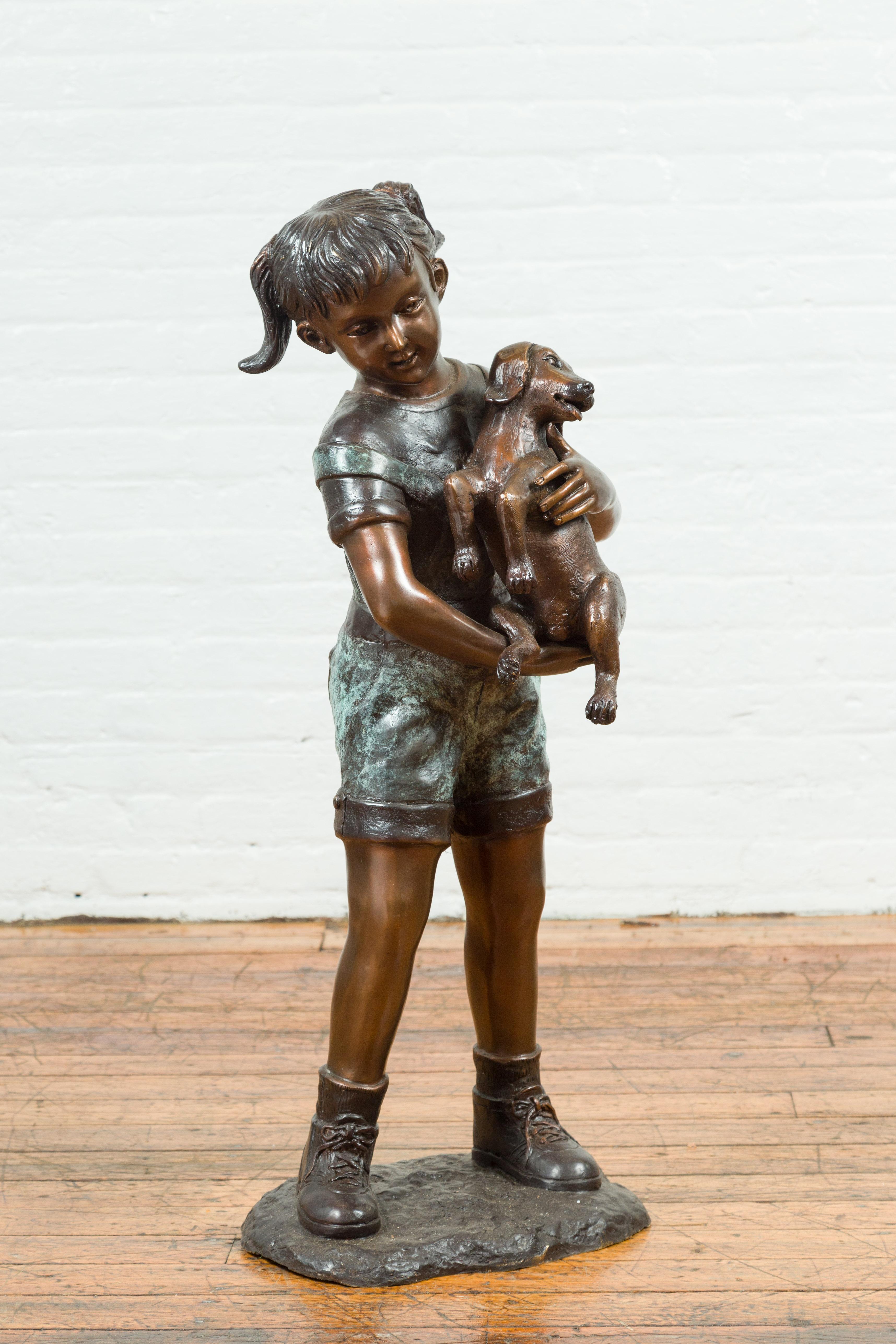 Puppy Kissen, zeitgenössische Bronzestatue eines kleinen Mädchens, das ihren Mohn hält im Angebot 4