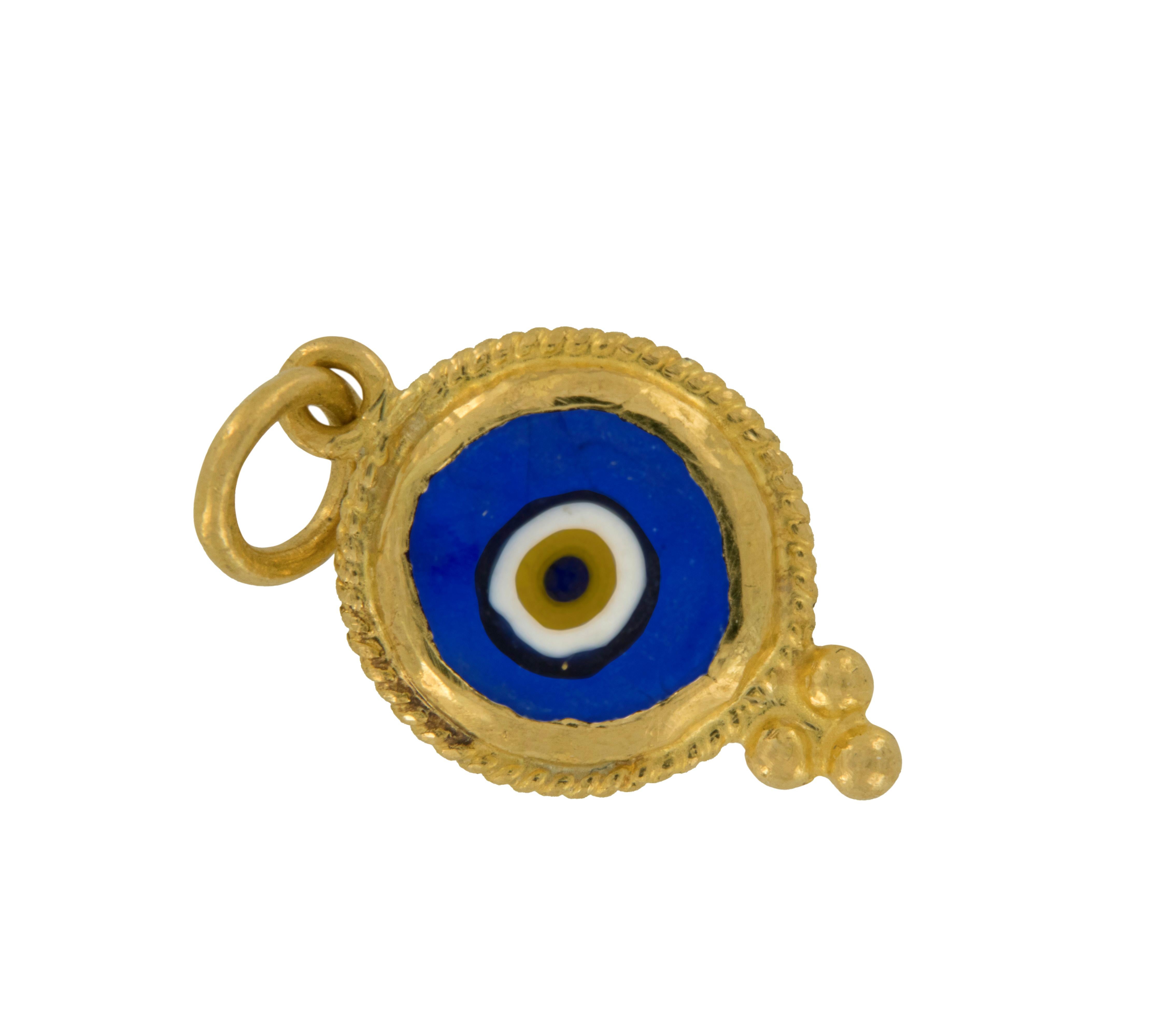 El más raro de todos los oros, el oro de 24 quilates es valorado por todos los inversores exigentes. Con su inconfundible color amarillo cálido y su acabado martillado, se cree que este colgante / amuleto talismán del mal de ojo te mantendrá a salvo