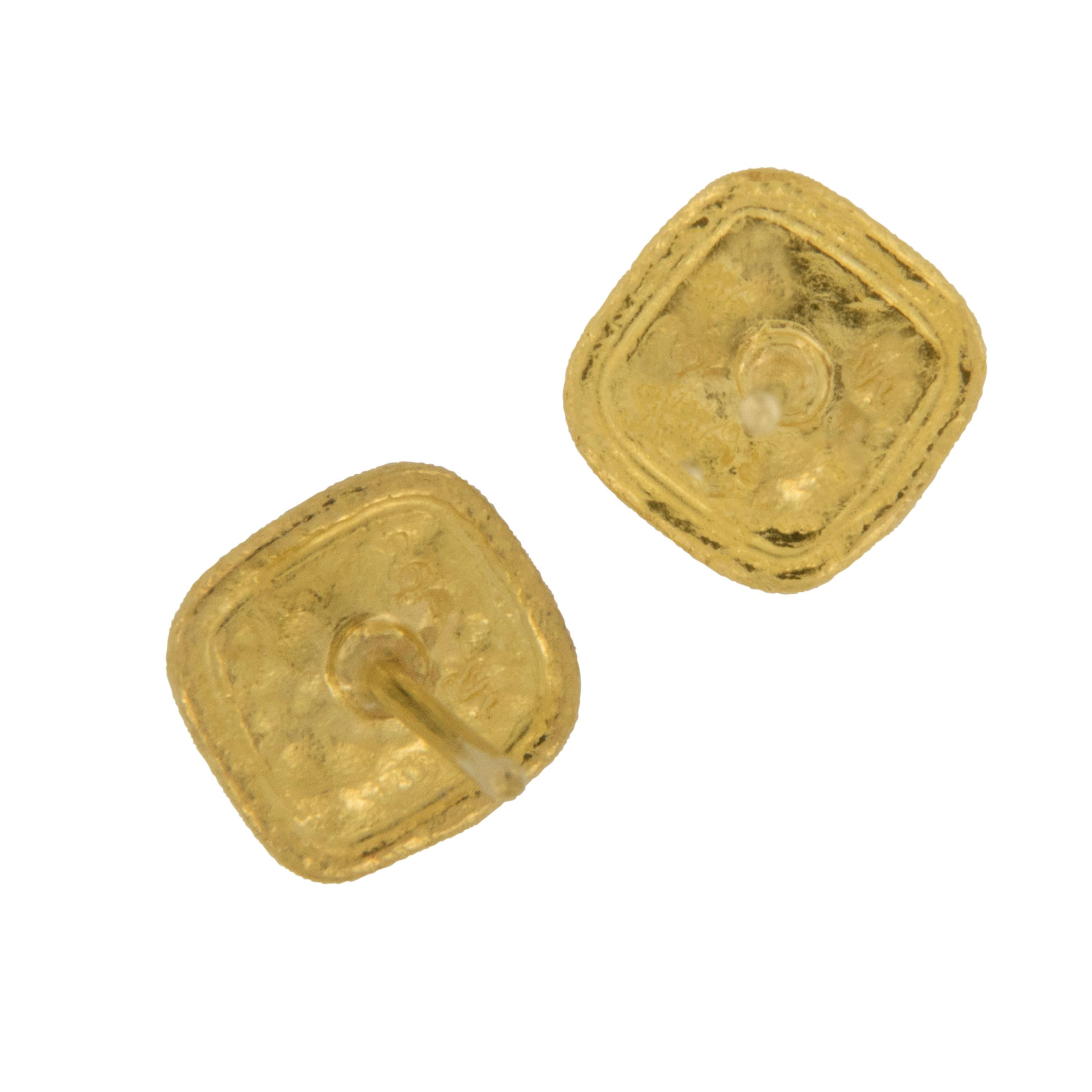 Taille cabochon Clous d'oreilles en or jaune 24 carats avec turquoise de Perse en vente