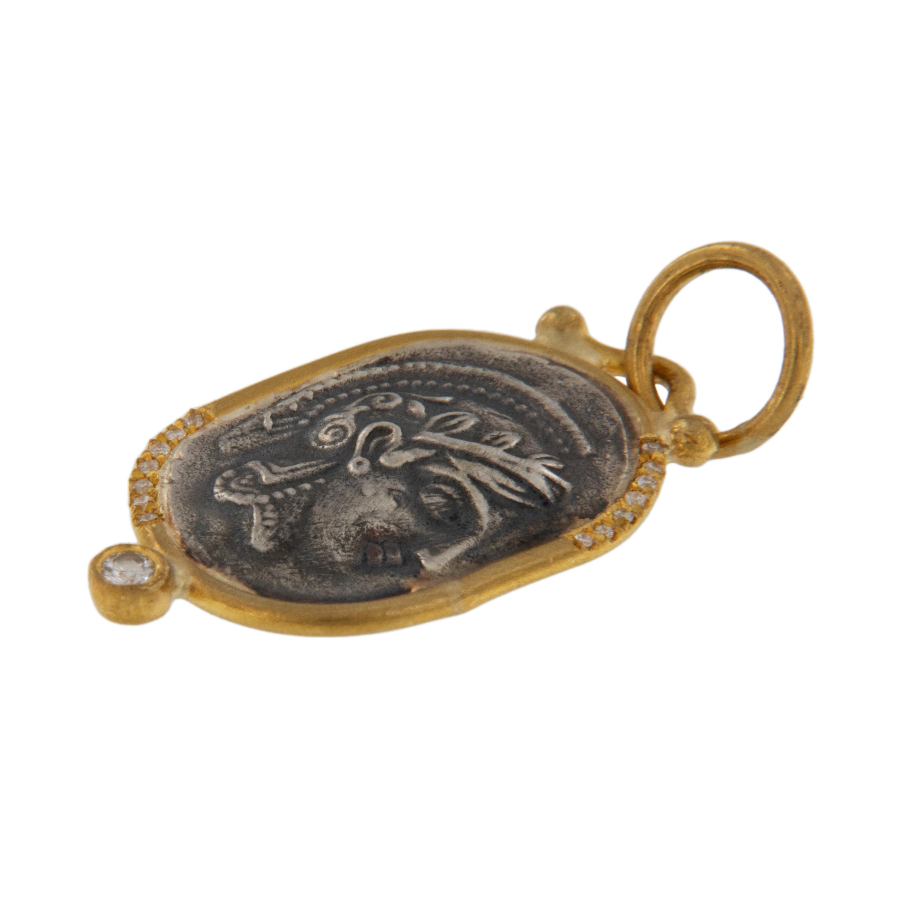 Byzantin Pendentif en or jaune pur 24 carats, argent et diamants Replica de la déesse Athéna en vente