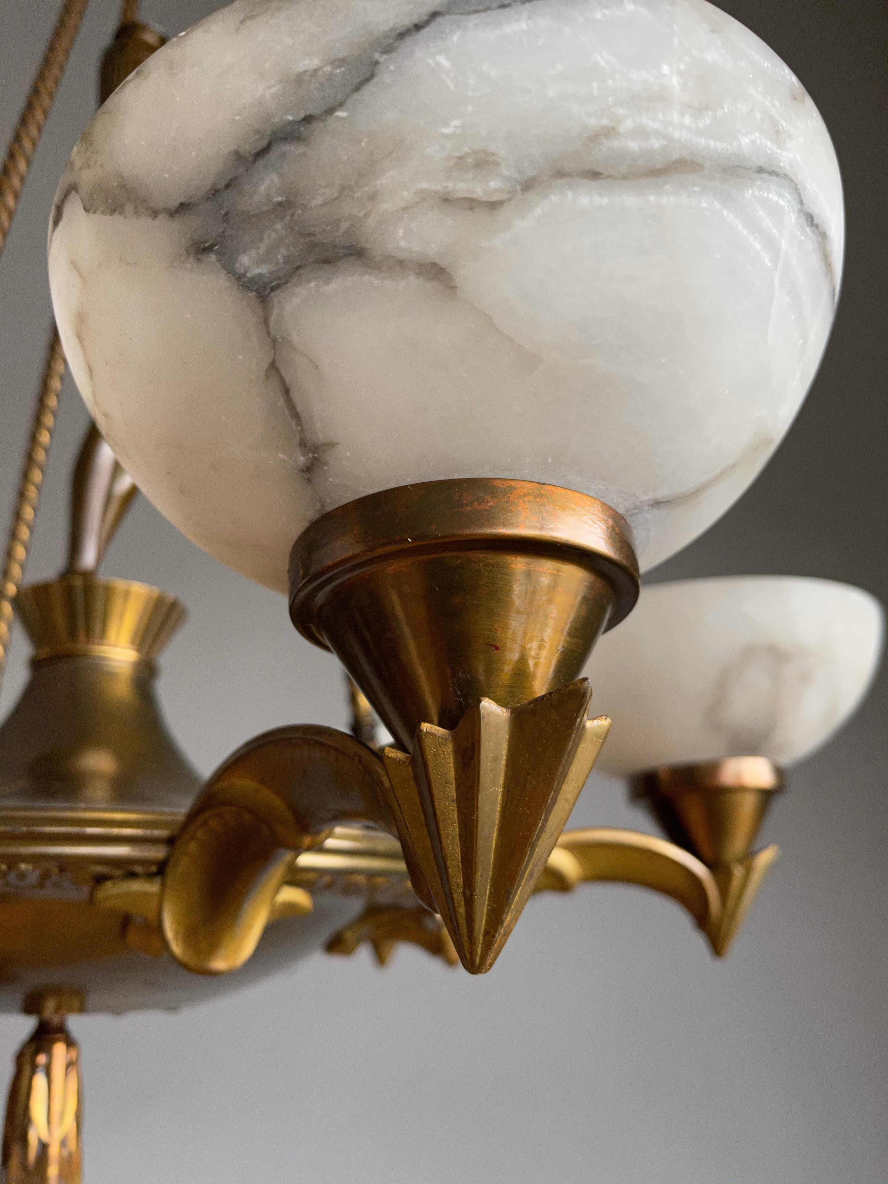 Lampadario scultura Art Deco puro ed elegante con splendidi paralumi in alabastro anni '20 in vendita 8
