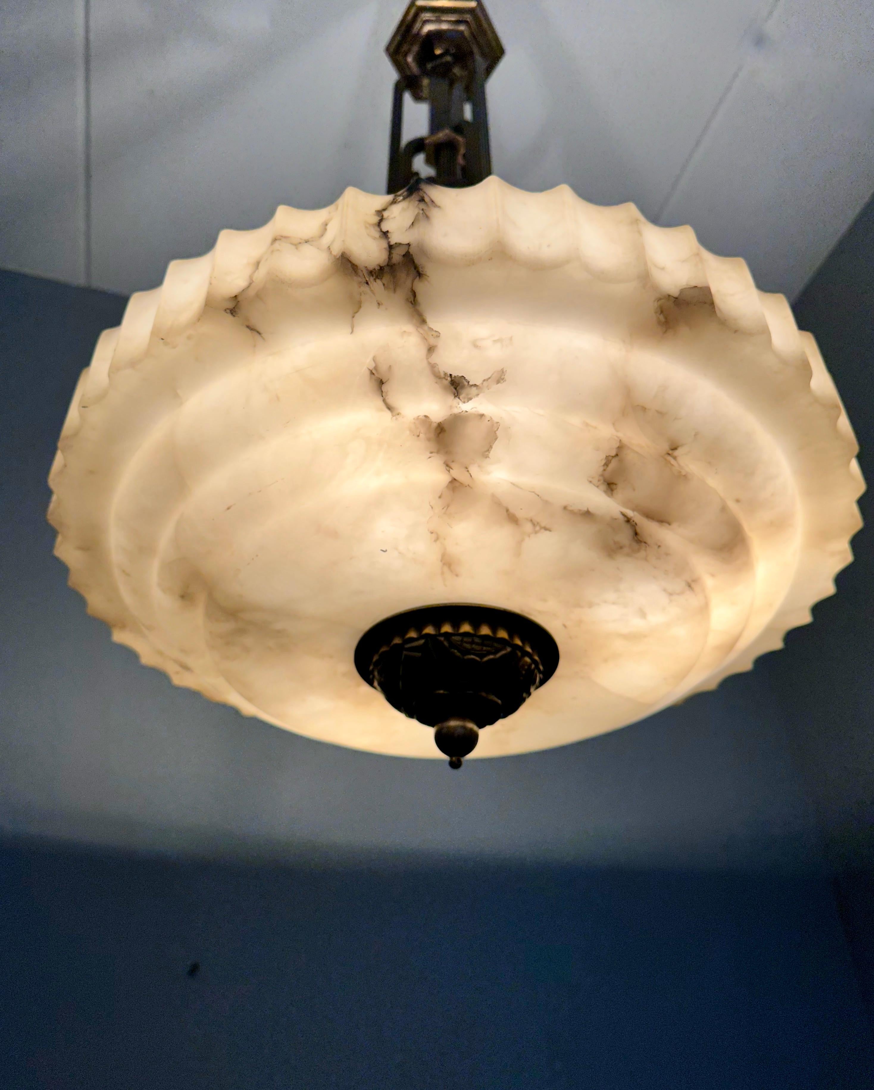Pure Art Deco Alabaster Pendant Light with Unique Bronze Hanging and Canopy For Sale 8