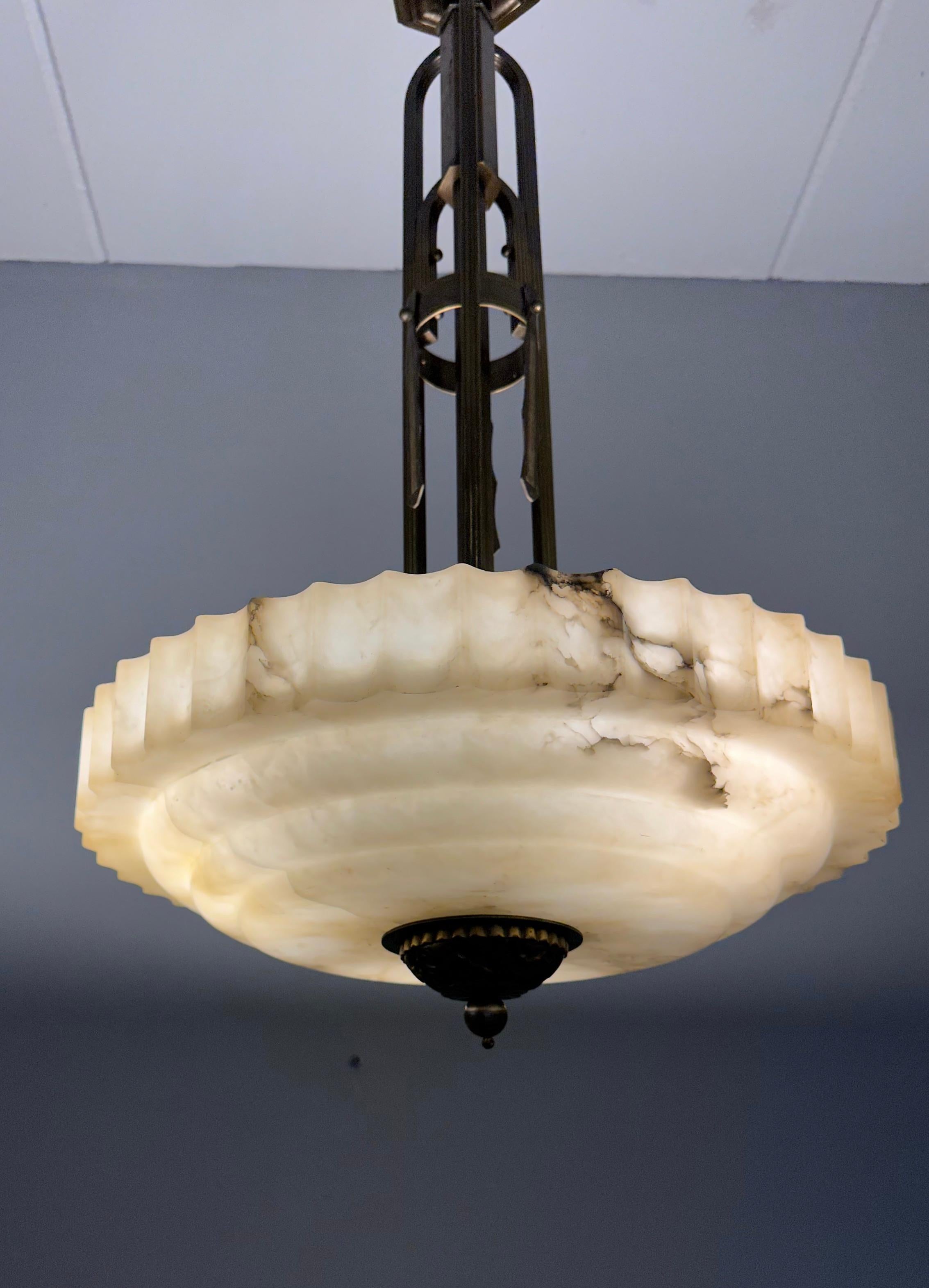Pure Art Deco Alabaster Pendant Light with Unique Bronze Hanging and Canopy For Sale 3