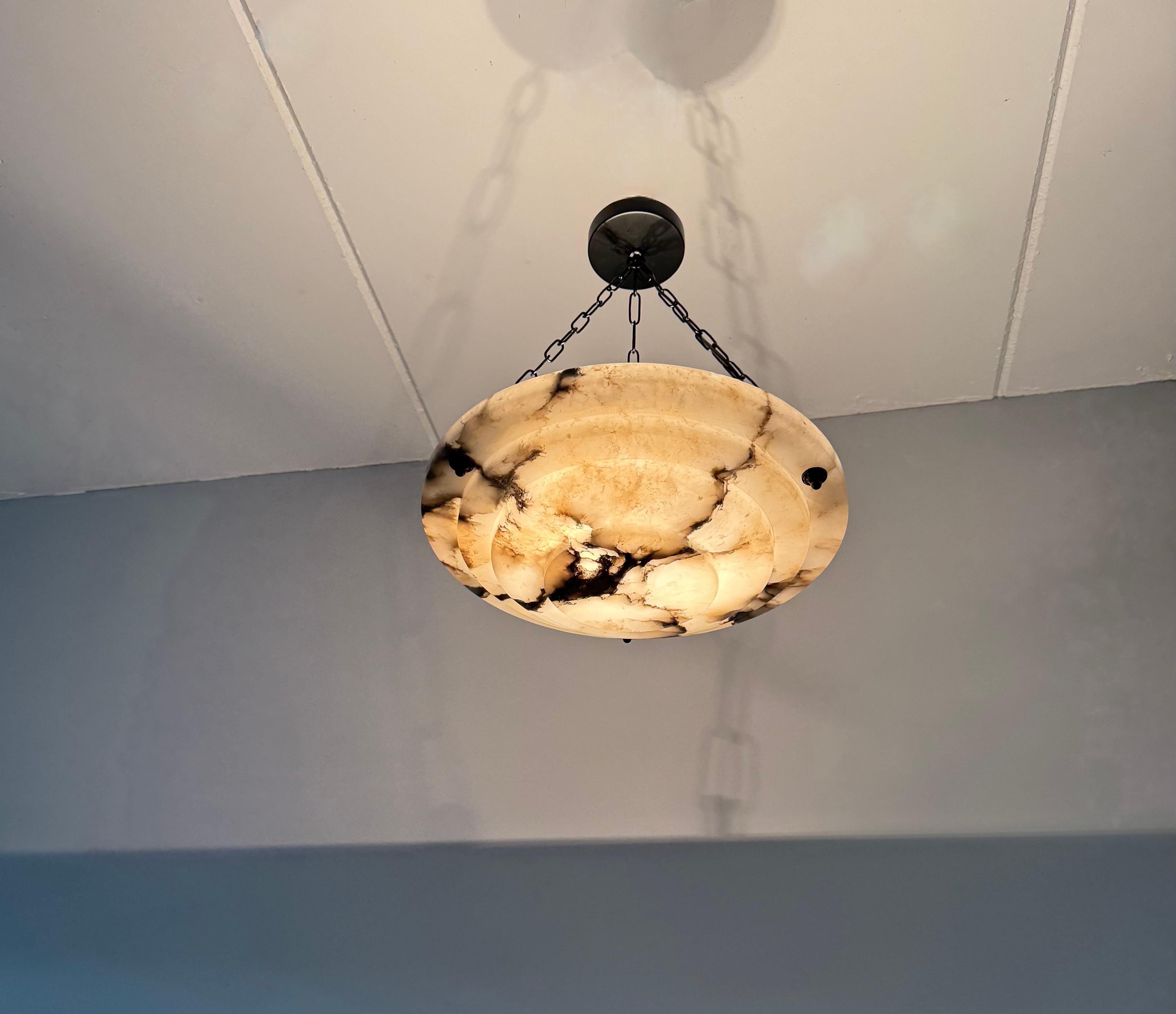 Pura Art Deco e dimensioni perfette, plafoniera / pendente in alabastro a più strati in vendita 5