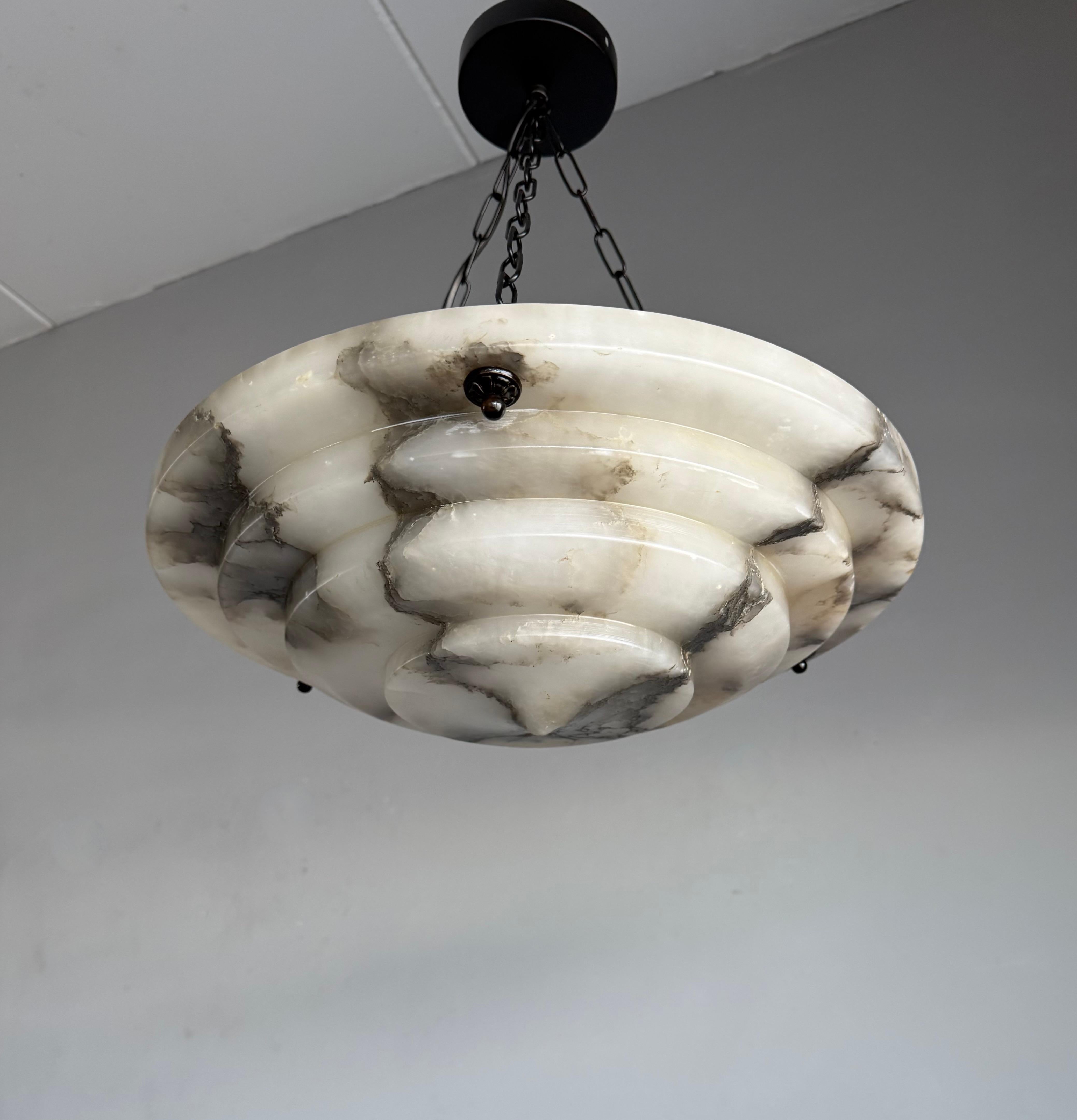 Eccezionale e rara lampada a sospensione in alabastro Art Déco... un capolavoro senza tempo.

Scopri un'antica lampada a 2 luci in alabastro davvero unica e sofisticata, in ottime condizioni. Questo splendido pezzo, prodotto dell'epoca dell'Art Déco